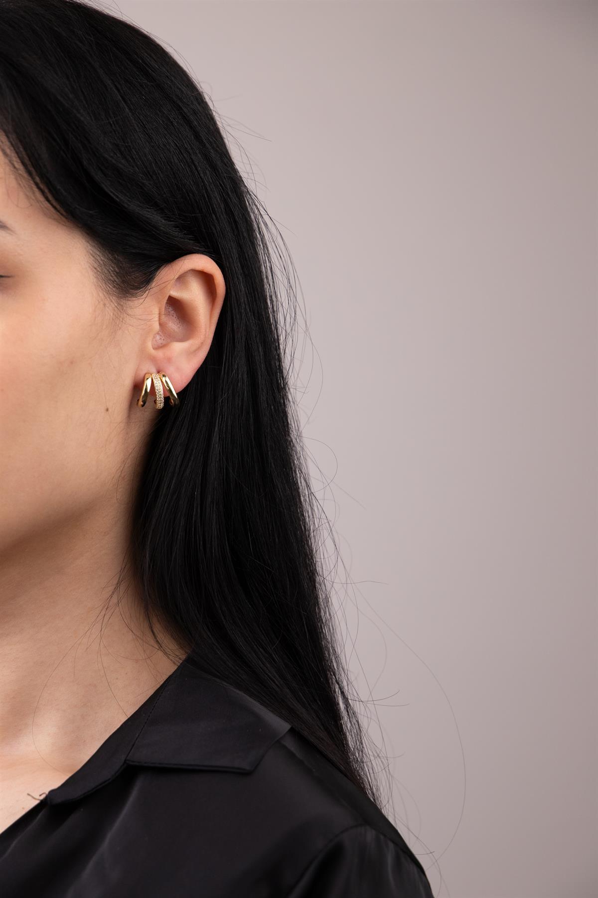 Şerit Sıralı Zirkon Taşlı Gold Yarım Halka Küpe