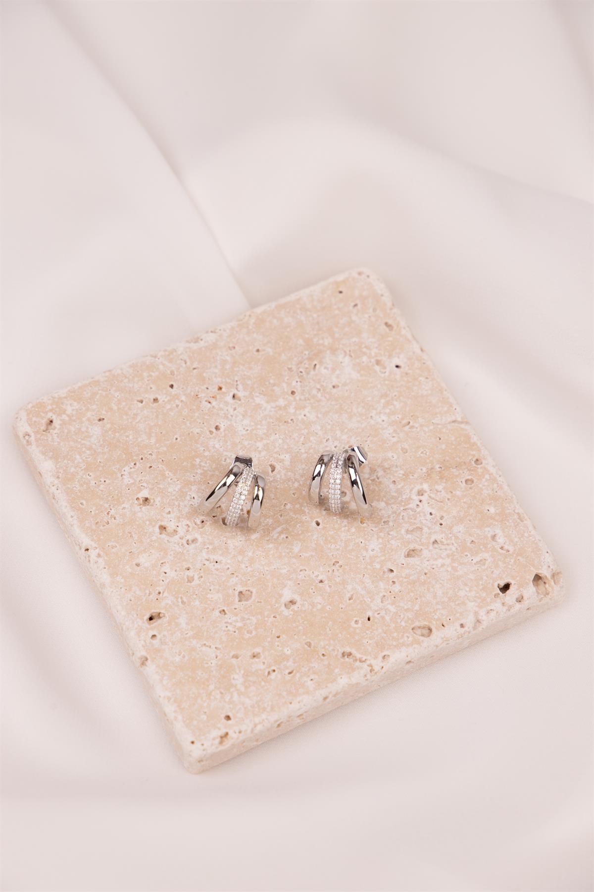 Şerit Sıralı Zirkon Taşlı Gümüş Yarım Halka Küpe