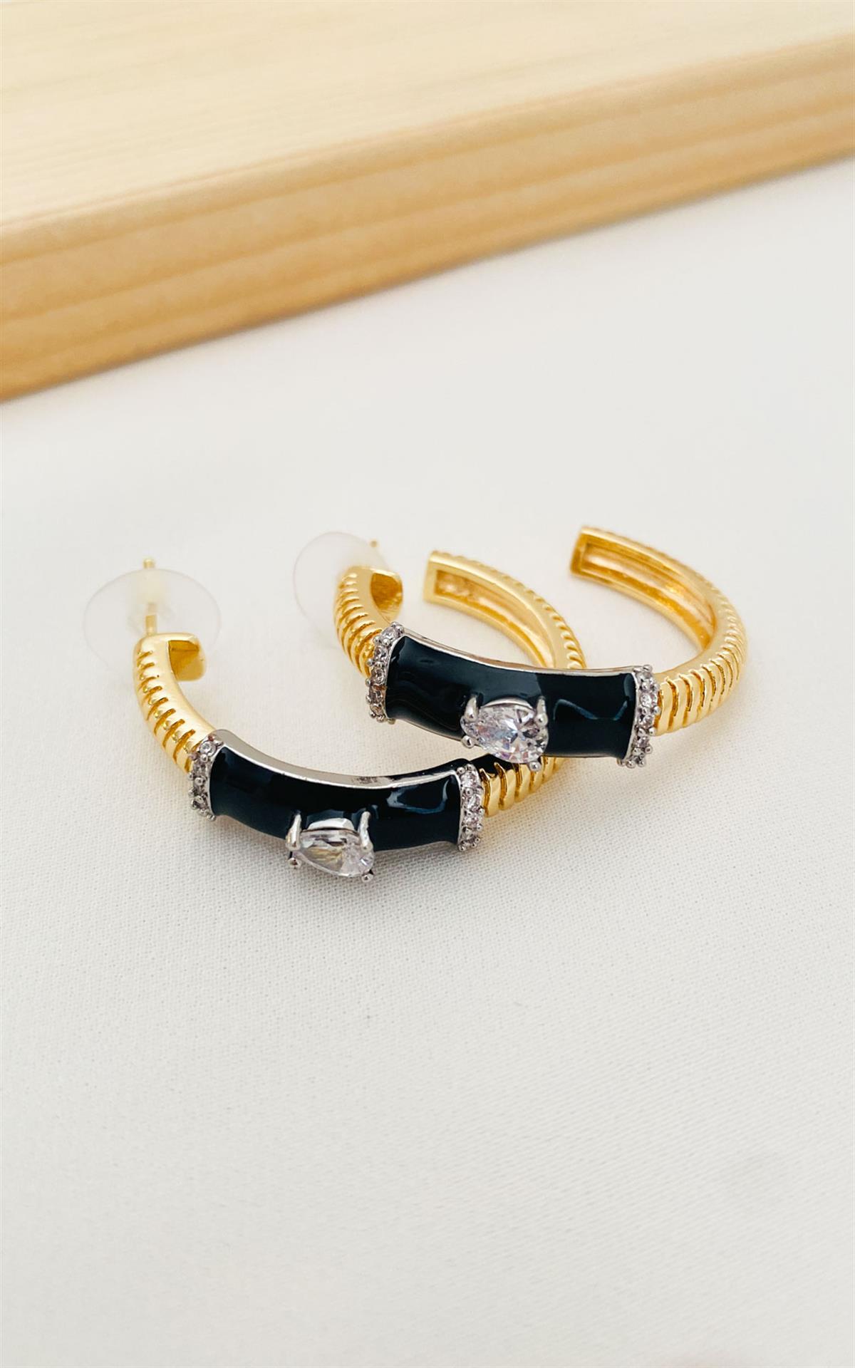 Taş Detaylı Siyah Mineli Gold Yarım Halka Küpe
