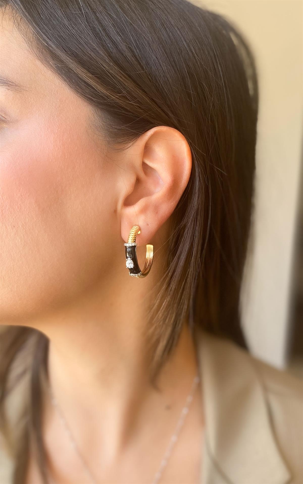 Taş Detaylı Siyah Mineli Gold Yarım Halka Küpe