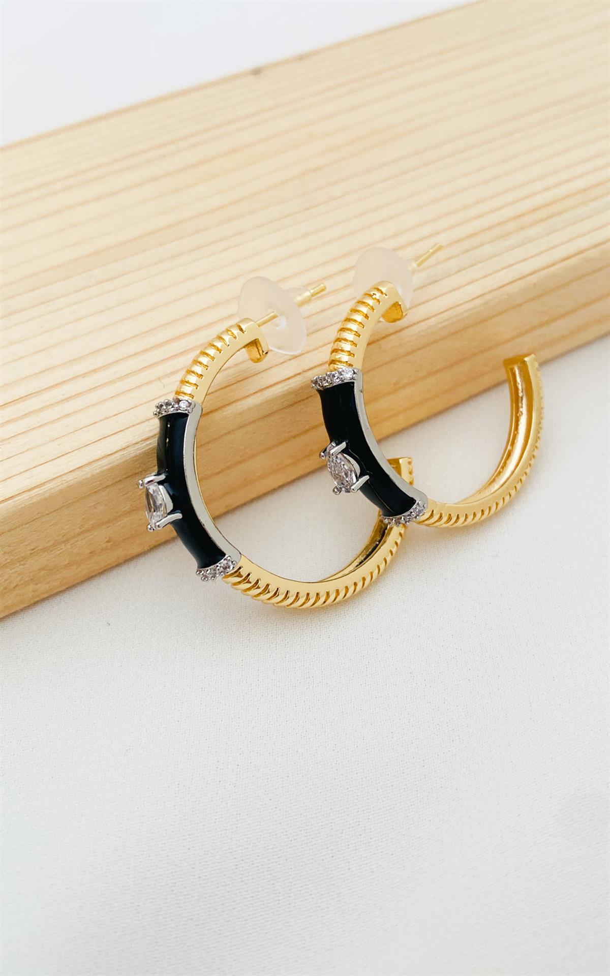 Taş Detaylı Siyah Mineli Gold Yarım Halka Küpe
