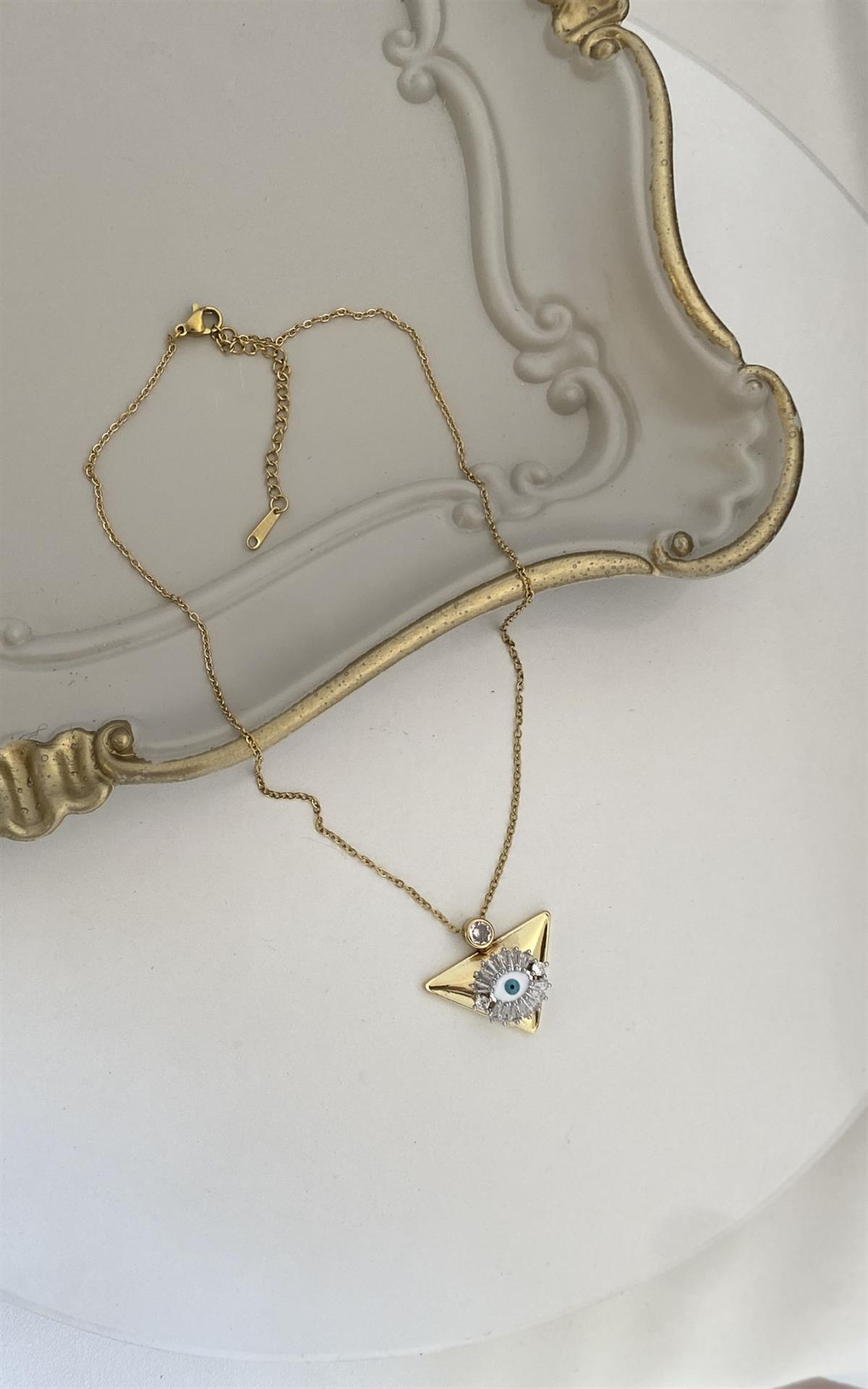 Üçgen Plaka Üzeri Göz ve Baget Taşlı Gold Çelik kolye