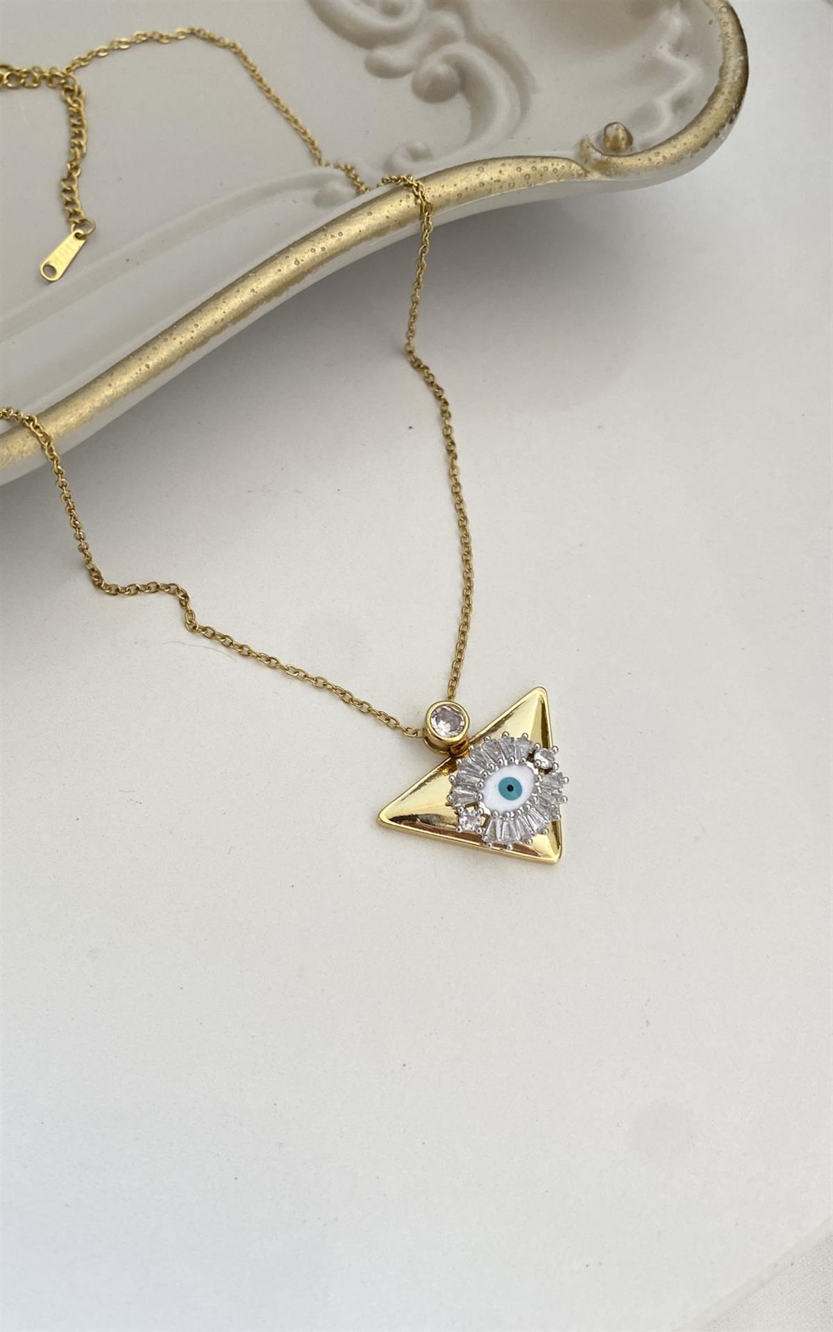 Üçgen Plaka Üzeri Göz ve Baget Taşlı Gold Çelik kolye