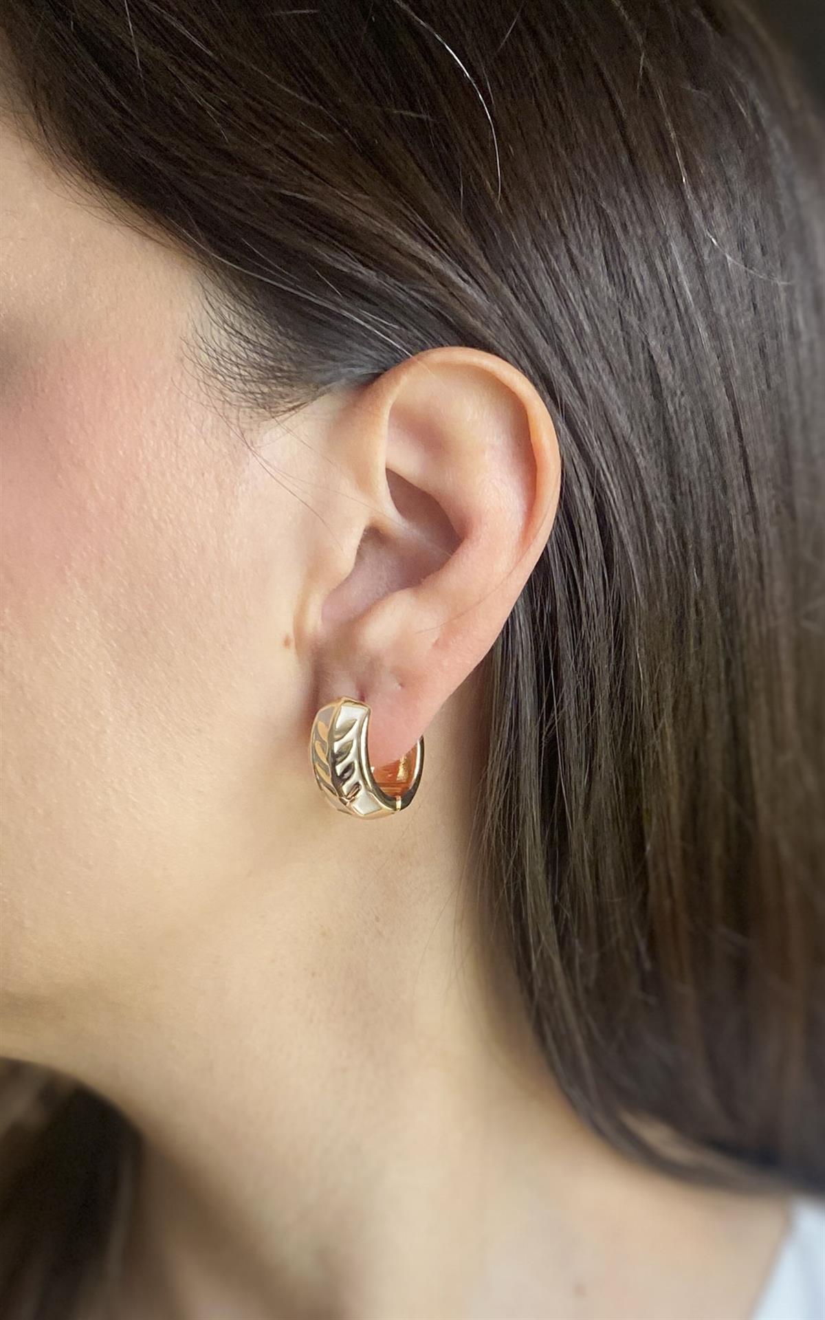 Yaprak Desenli Beyaz Gold Halka Küpe