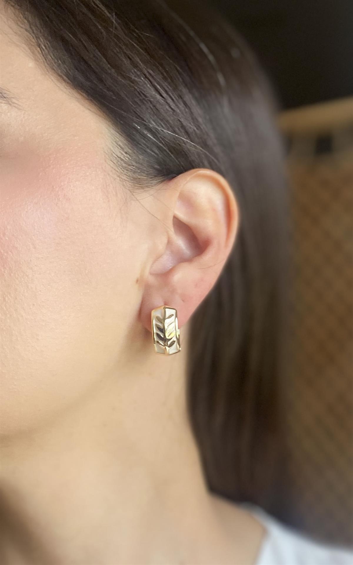 Yaprak Desenli Beyaz Gold Halka Küpe