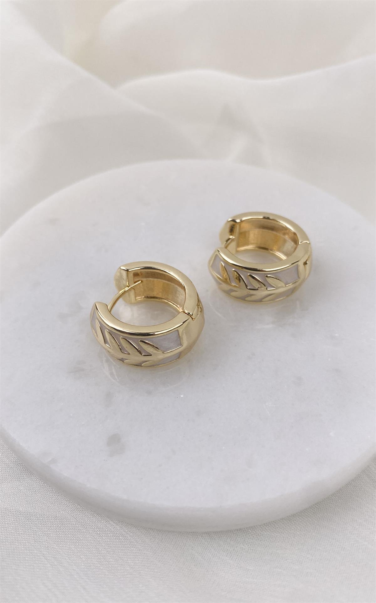 Yaprak Desenli Beyaz Gold Halka Küpe