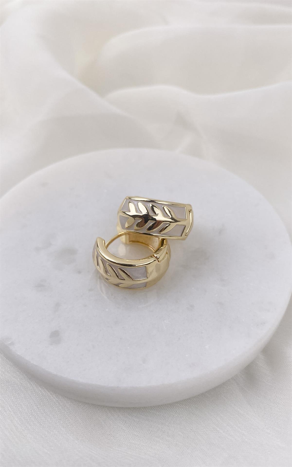 Yaprak Desenli Beyaz Gold Halka Küpe