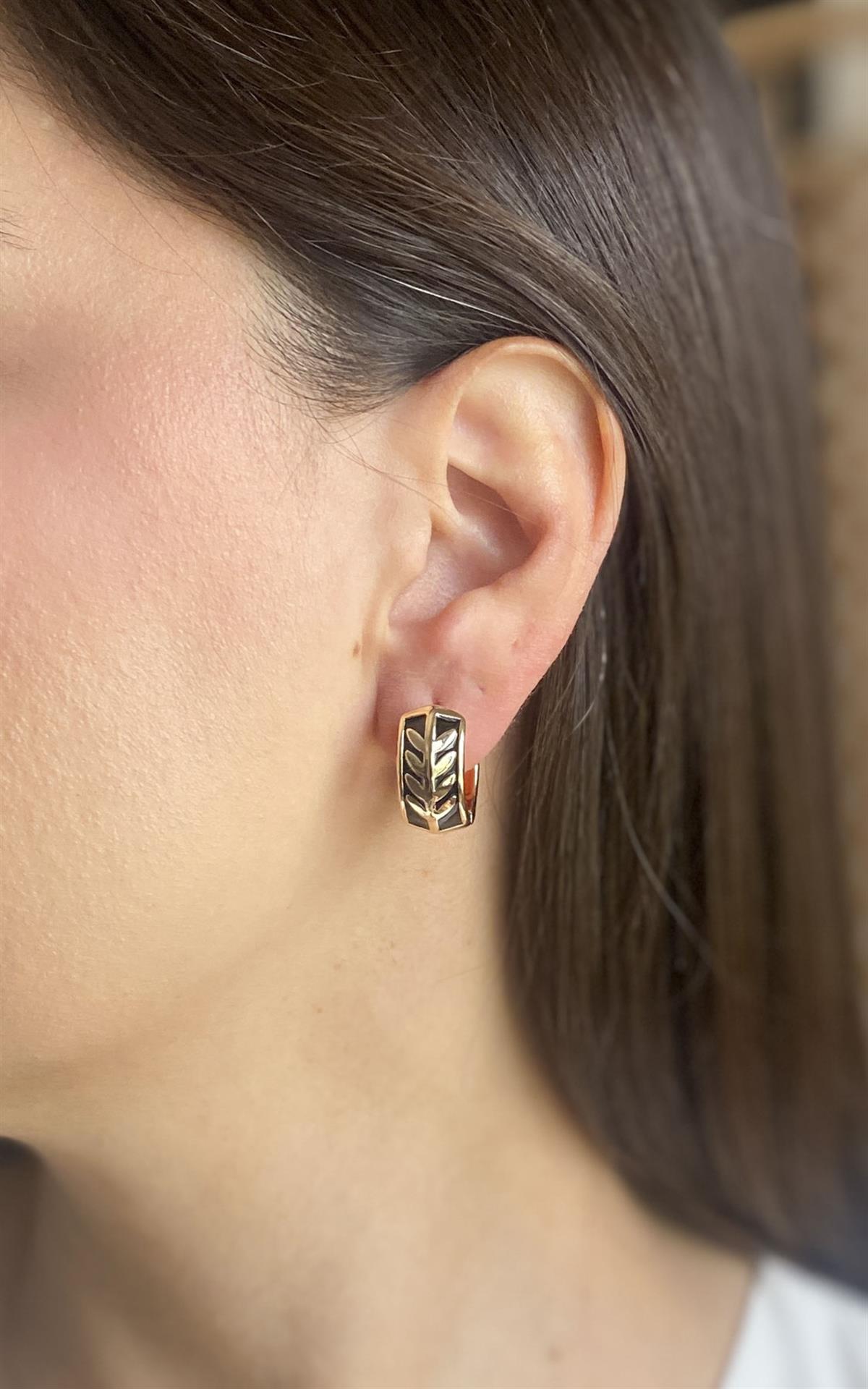 Yaprak Desenli Siyah Gold Halka Küpe