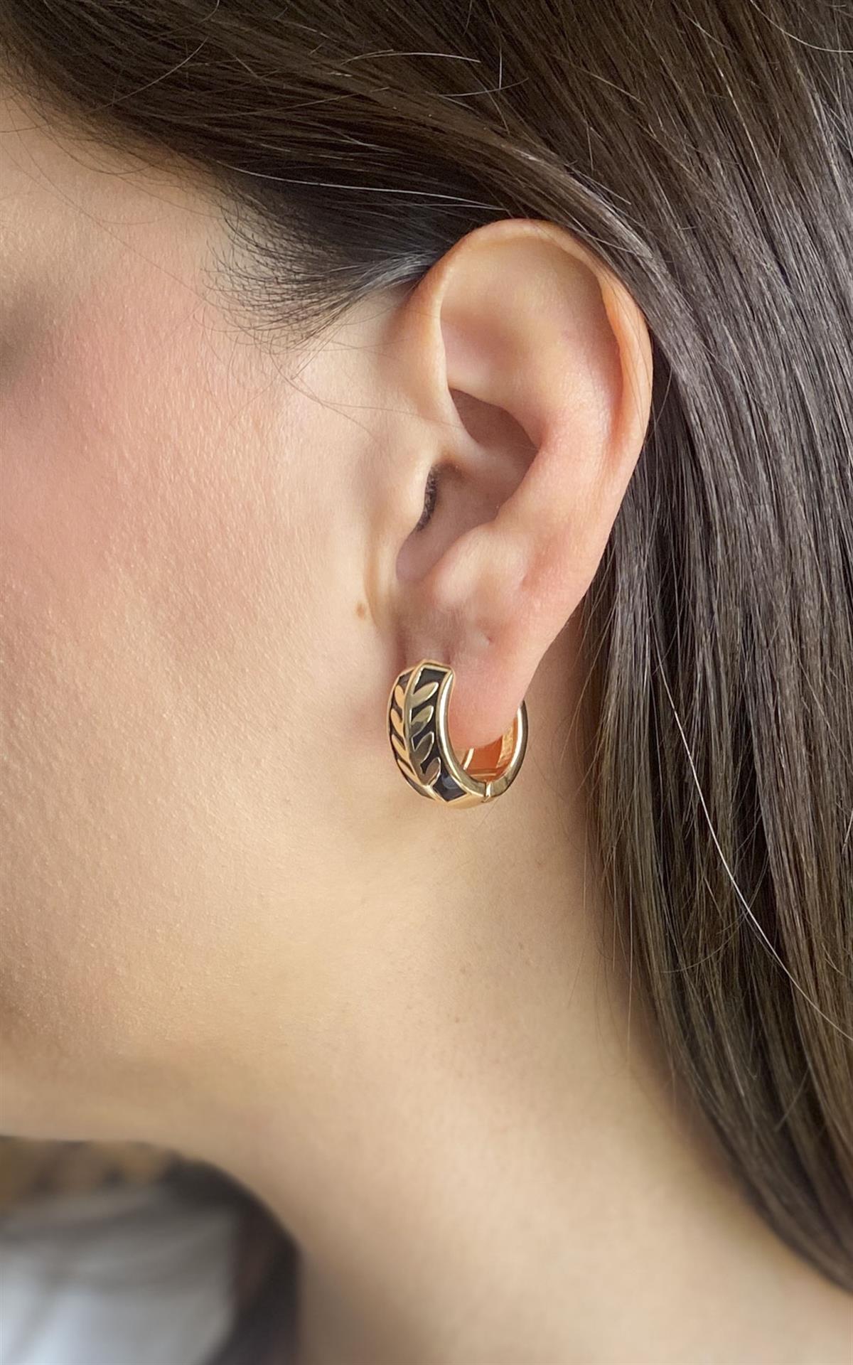 Yaprak Desenli Siyah Gold Halka Küpe