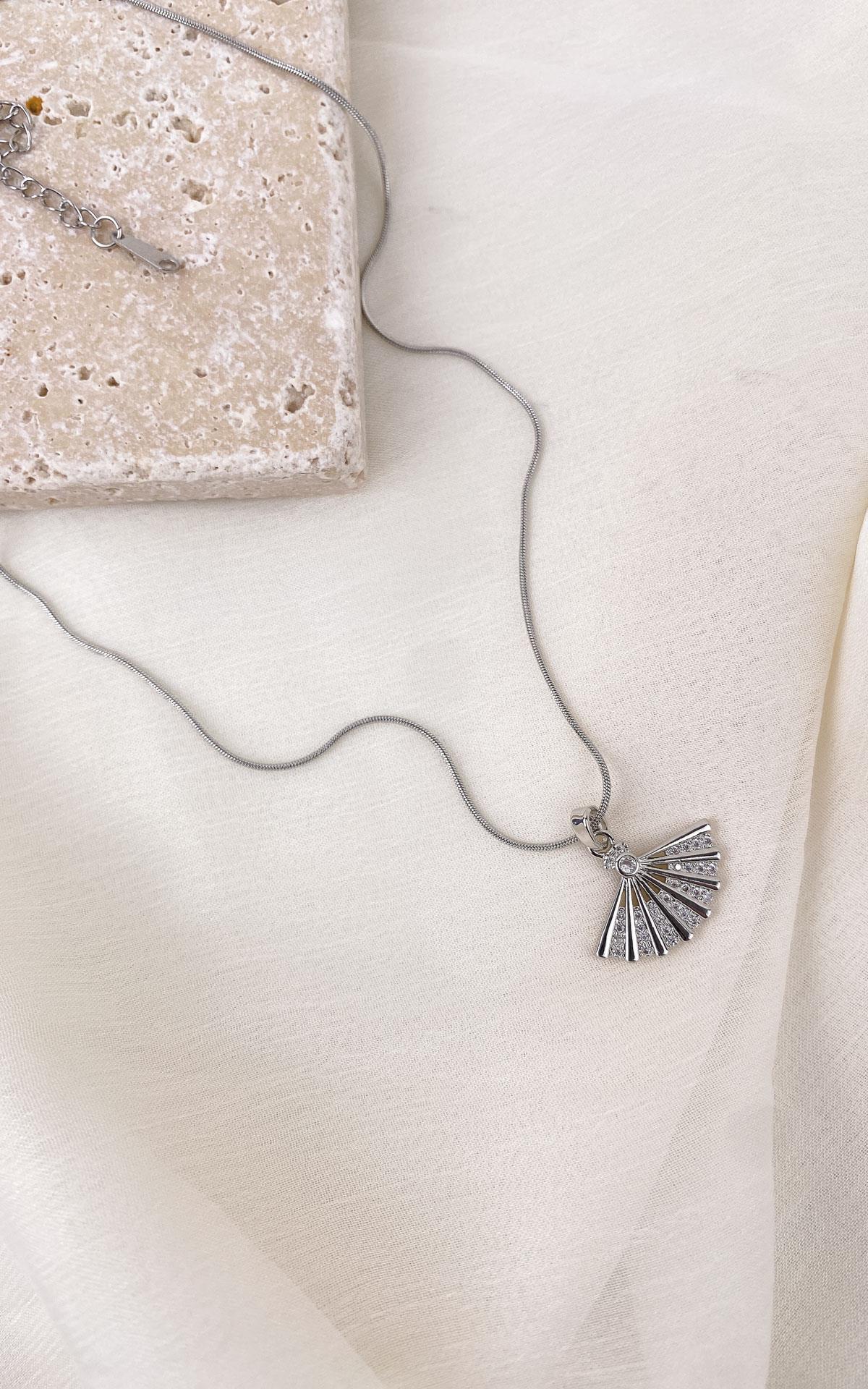 Yelpaze Figürlü Gümüş Çelik Kolye