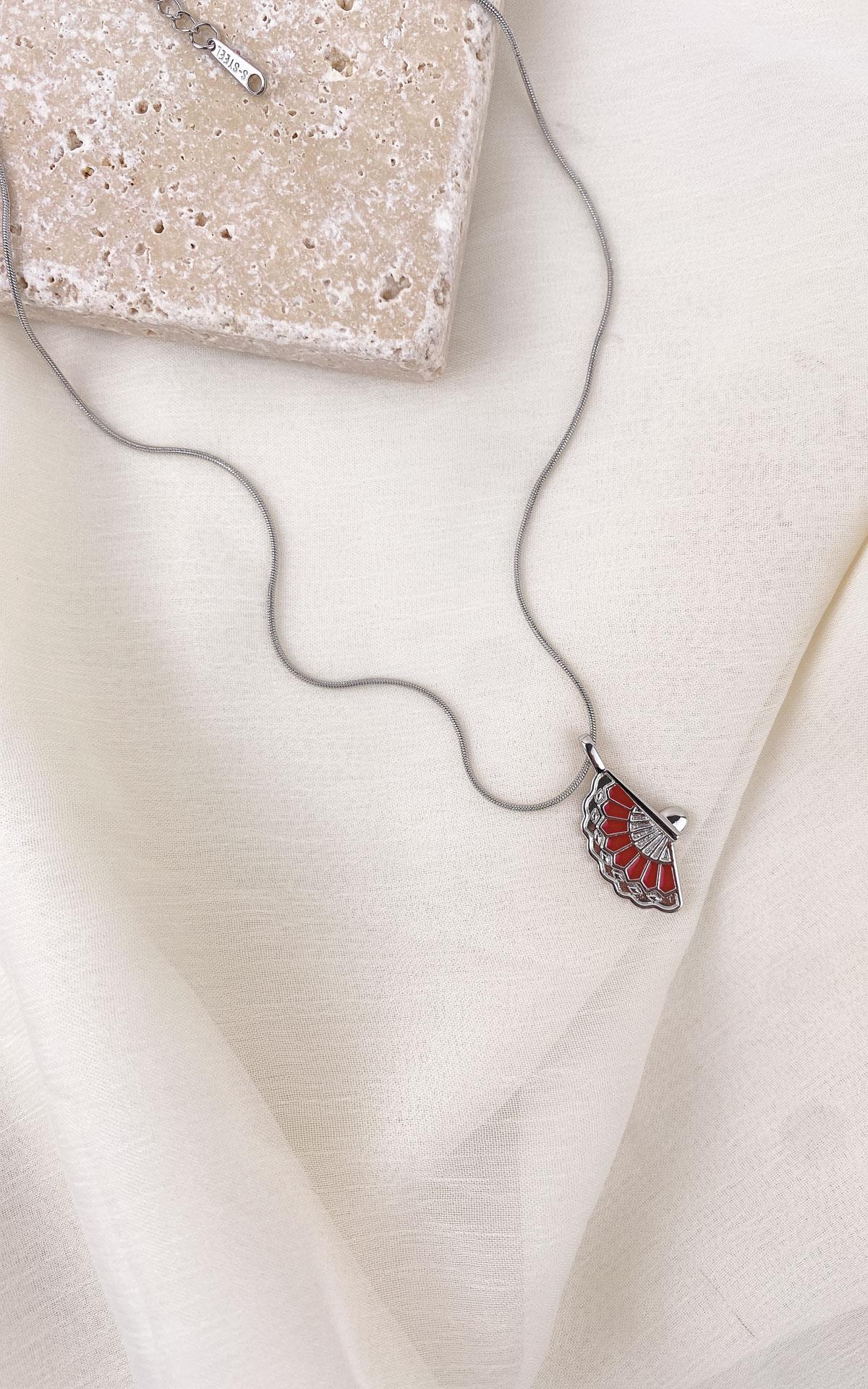 Yelpaze Figürlü Kırmızı Detaylı Gümüş Çelik Kolye