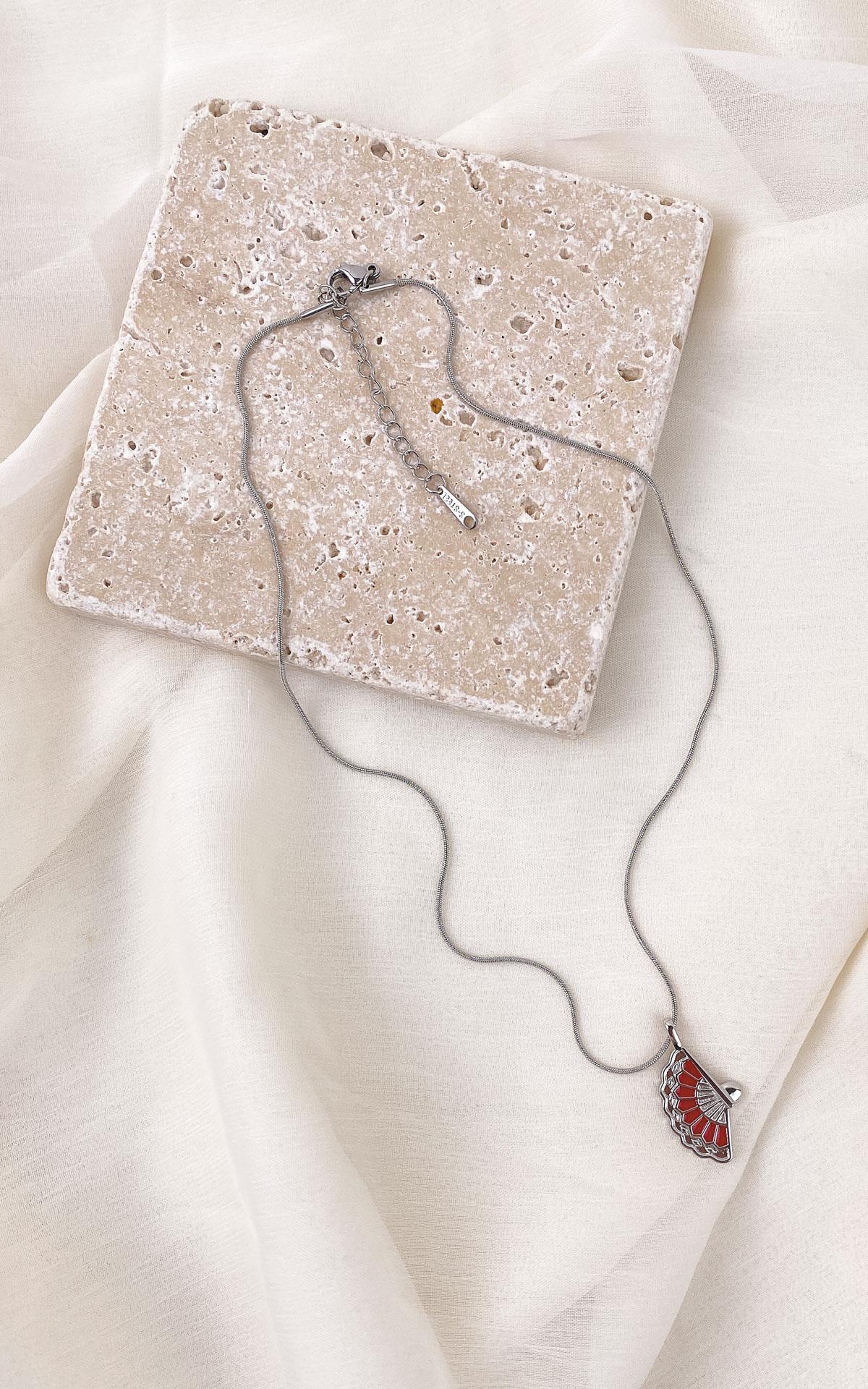 Yelpaze Figürlü Kırmızı Detaylı Gümüş Çelik Kolye