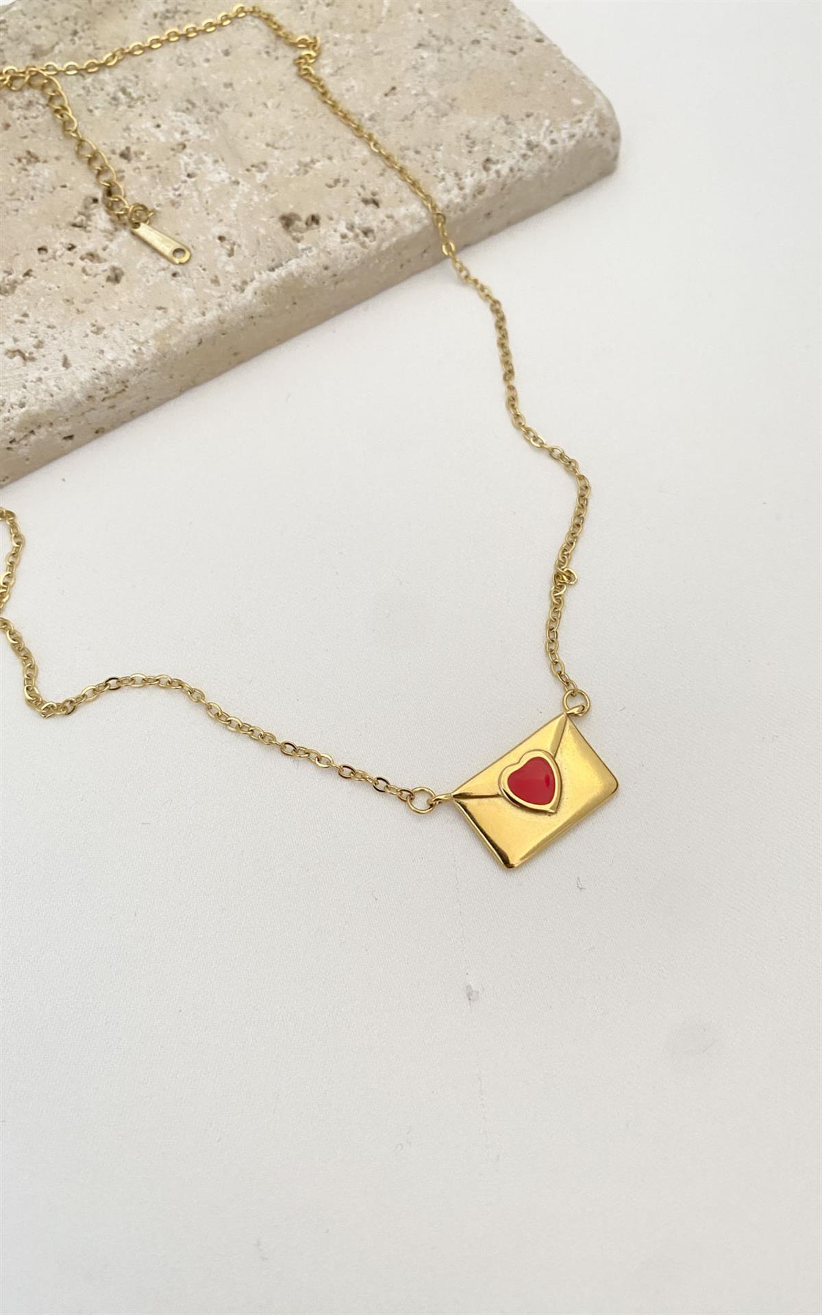 Zarf Figürlü Kalp Detaylı Gold Çelik Kolye