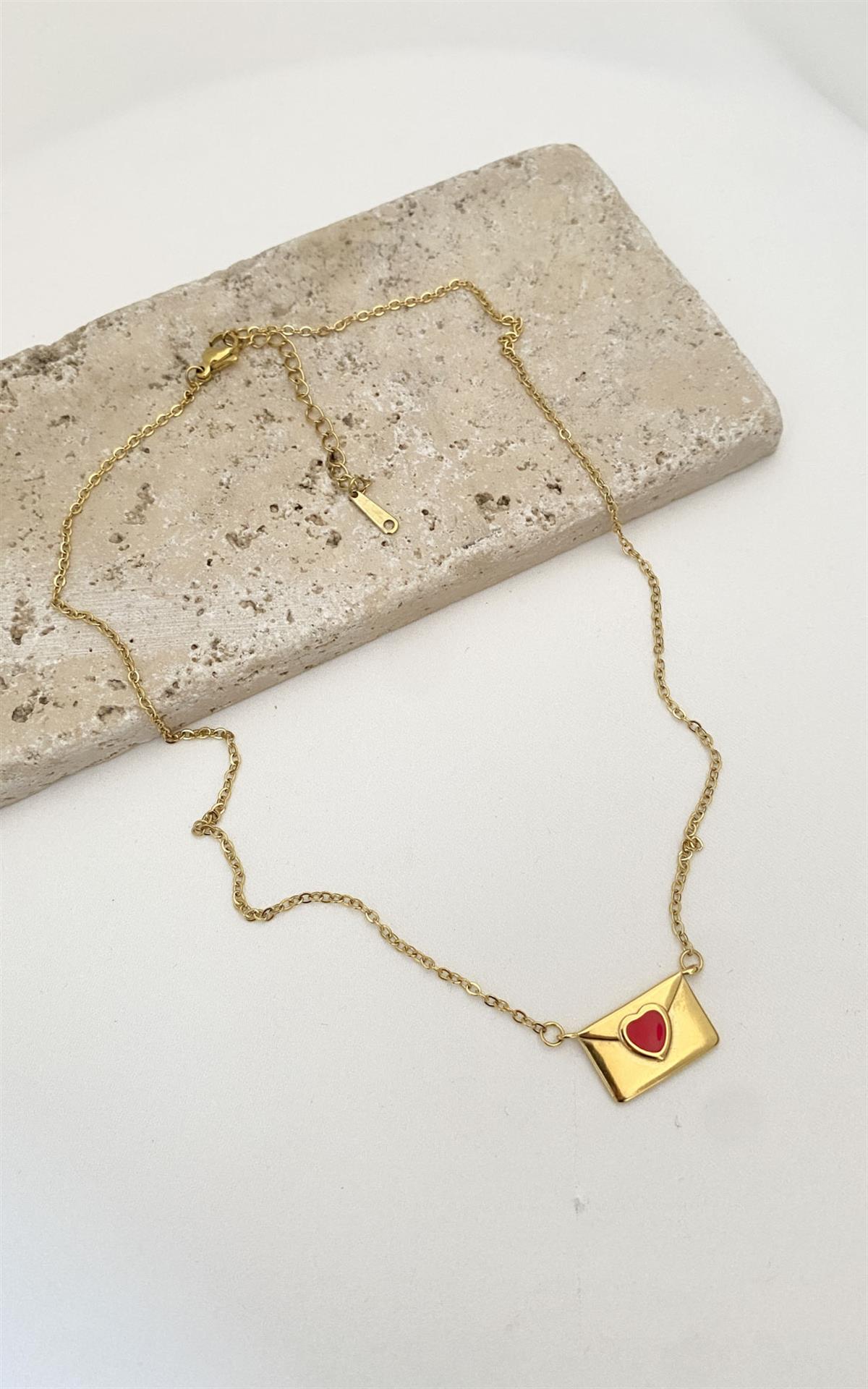 Zarf Figürlü Kalp Detaylı Gold Çelik Kolye