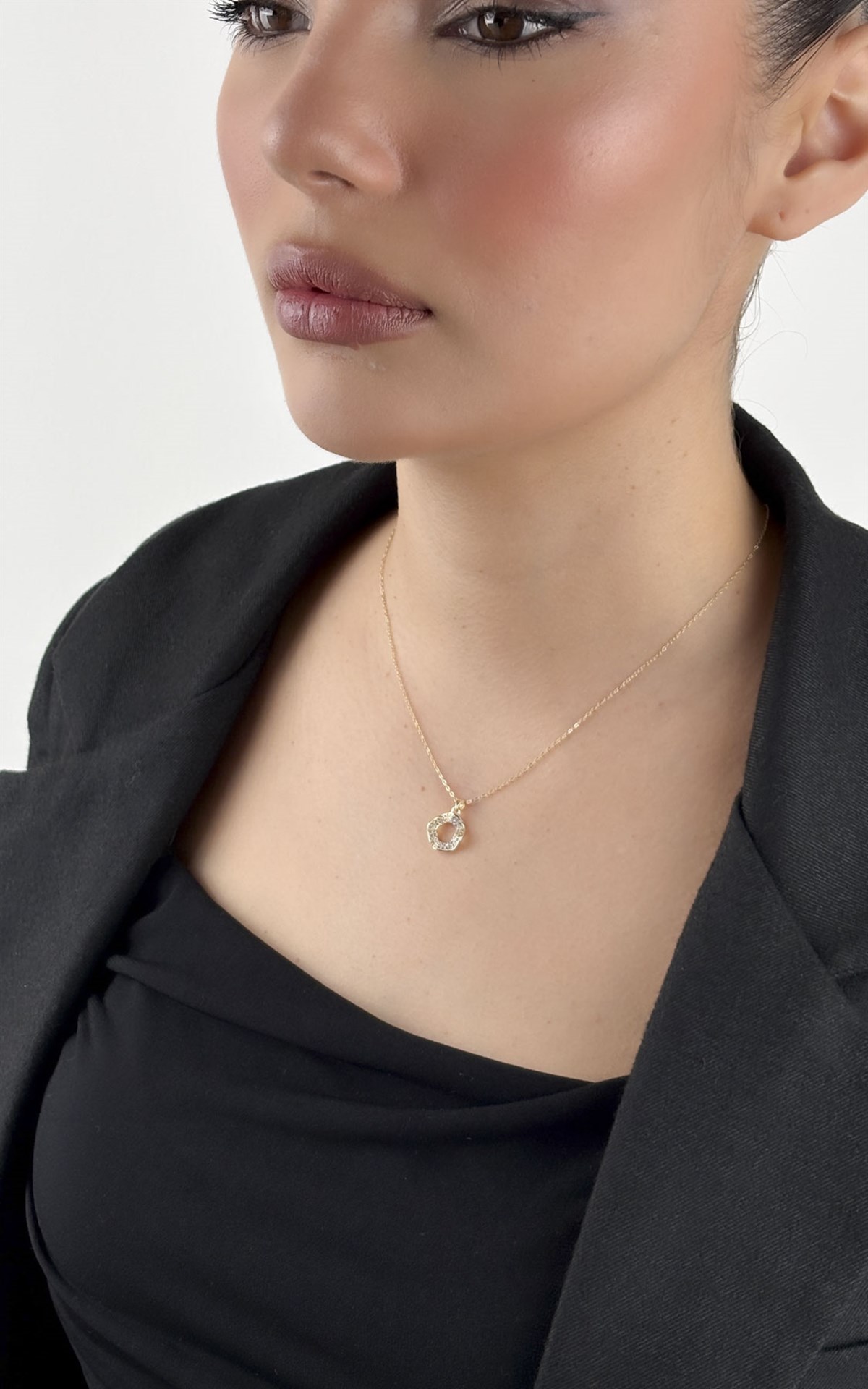 Zirkon Taşlı Daire Dalgalı Figürlü Gold Kolye