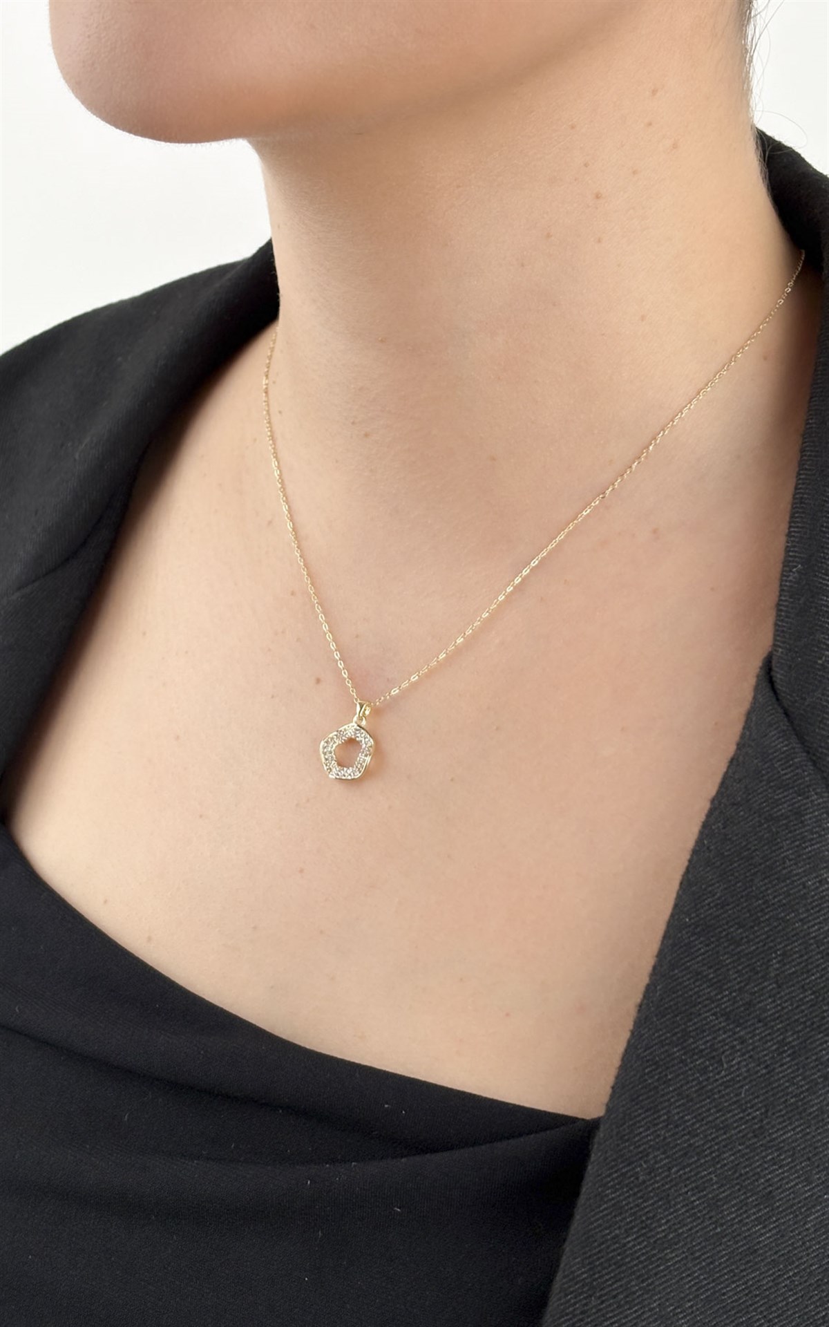 Zirkon Taşlı Daire Dalgalı Figürlü Gold Kolye