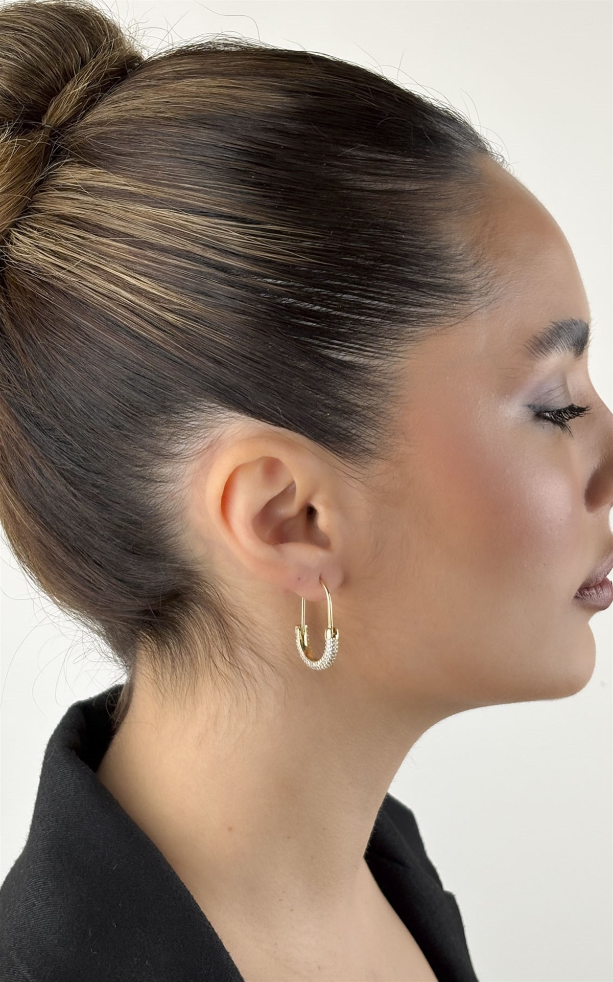 Zirkon Taşlı Oval Formlu Halka Küpe