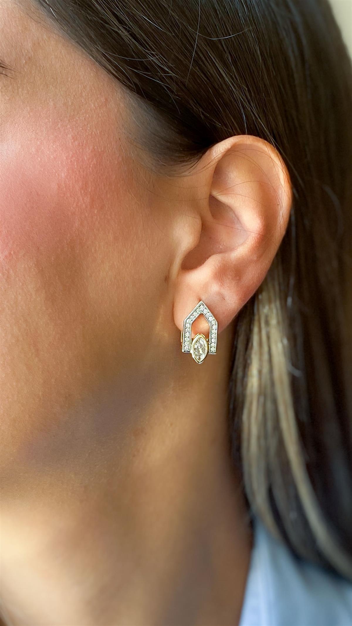 Zirkon Taşlı Oval Taş Detaylı Gold Gümüş Halka Küpe