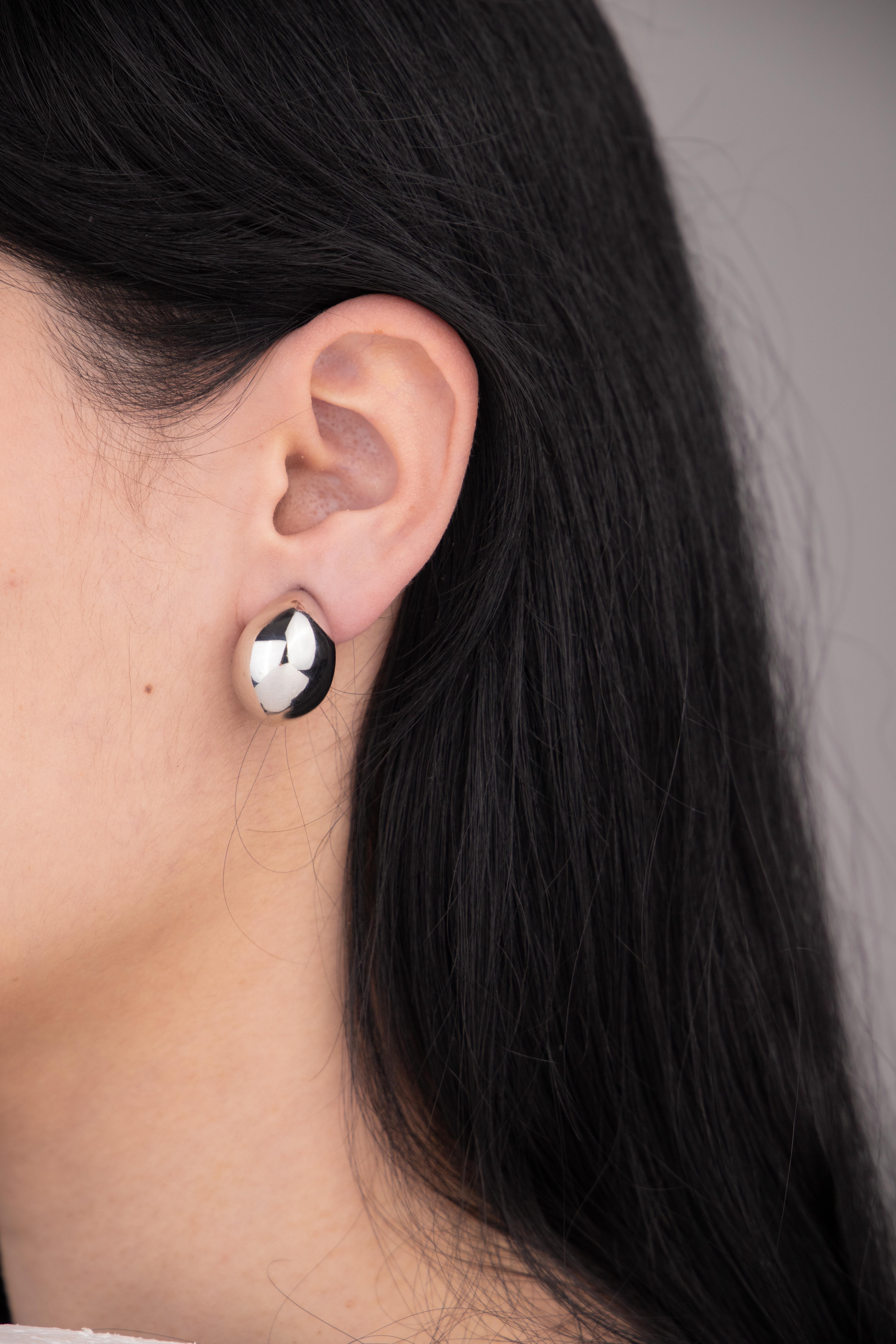 Bombeli Gümüş Yarım Halka Küpe