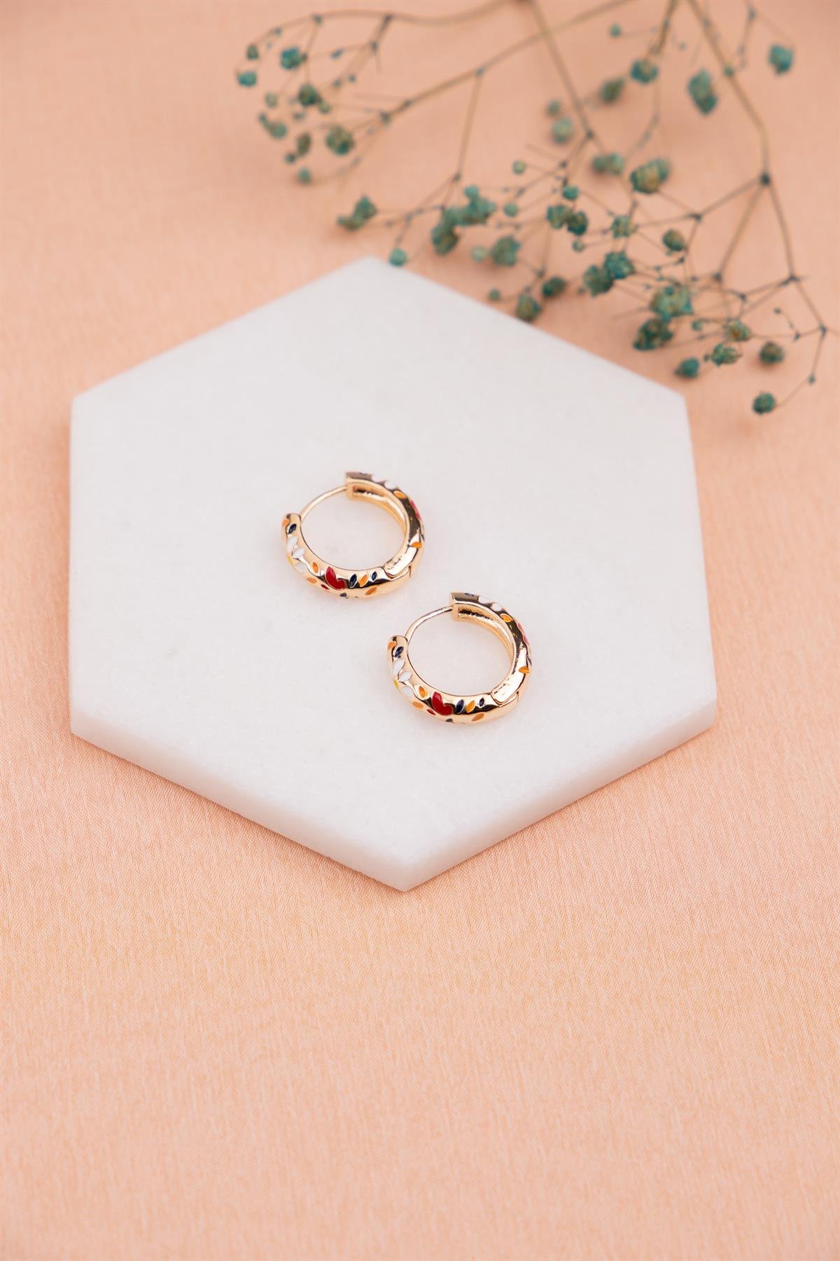 Çiçek Desenli Beyaz Gold Halka Küpe