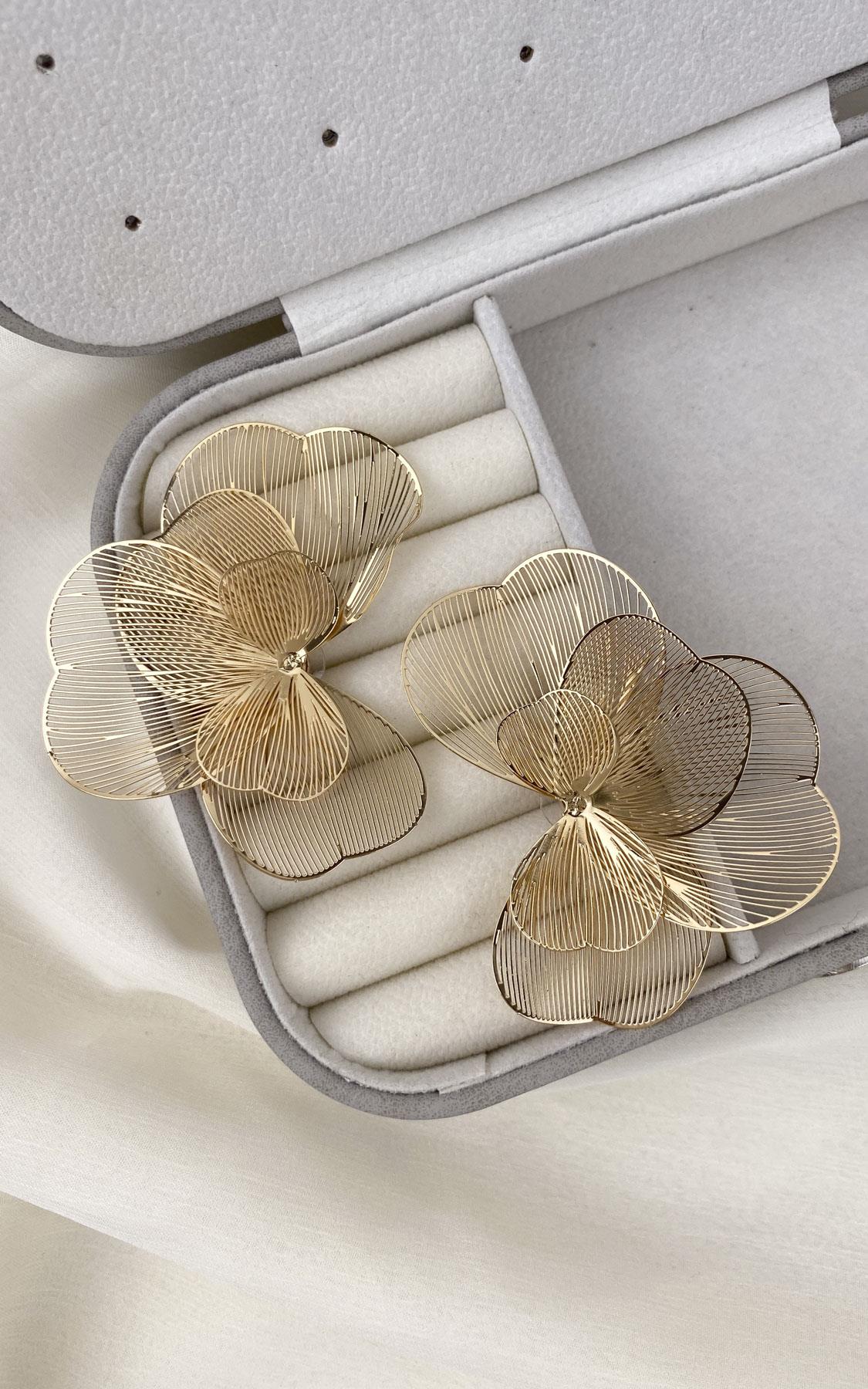 Çiçek Figürlü Gold Küpe