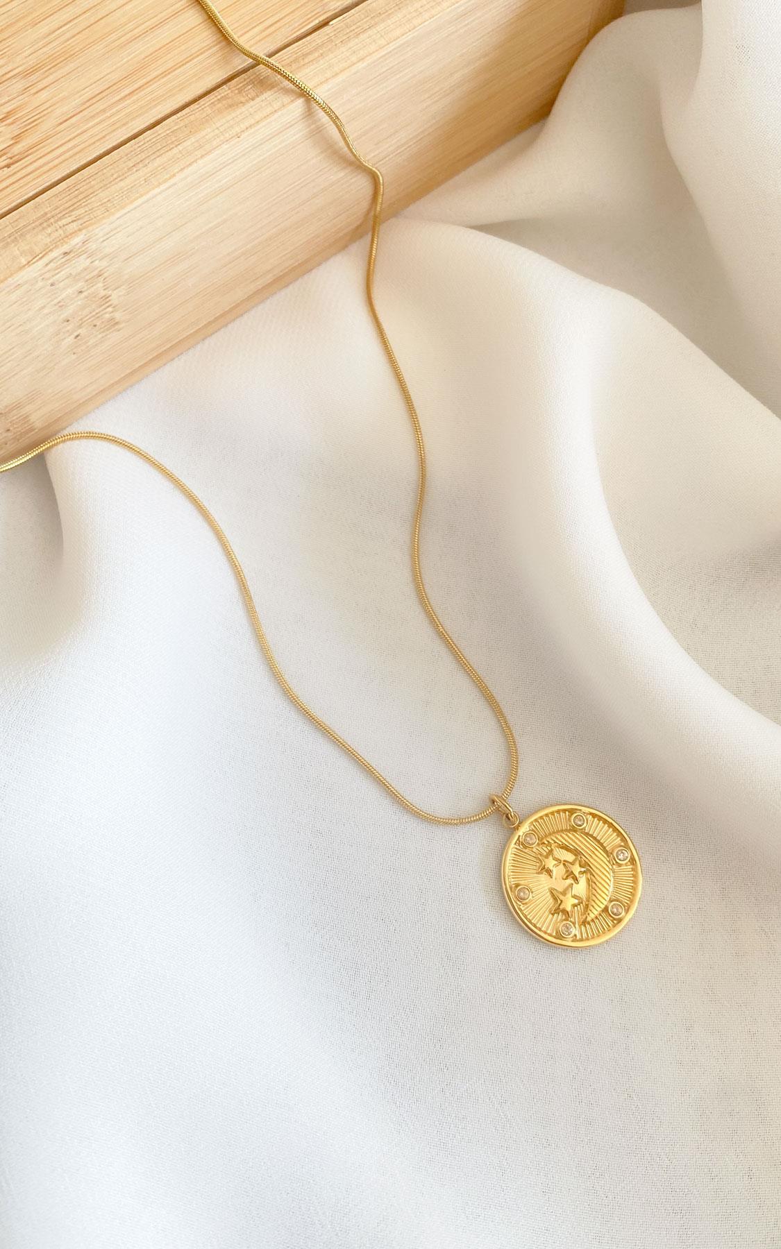 Daire Plaka Ay ve Yıldız Desenli Taş Detaylı Gold Çelik Kolye