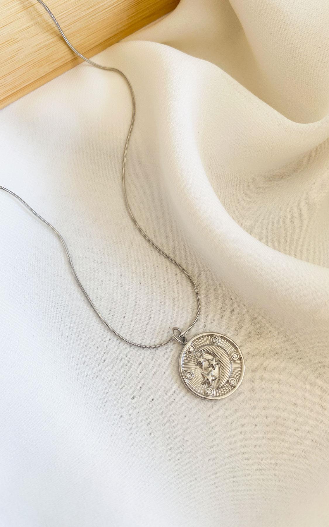 Daire Plaka Ay ve Yıldız Desenli Taş Detaylı Gümüş Çelik Kolye