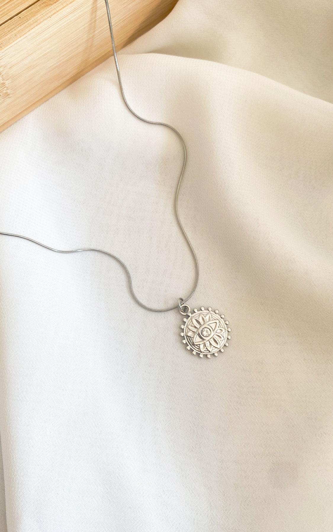 Daire Plaka Göz Desenli Taş Detaylı Gümüş Çelik Kolye