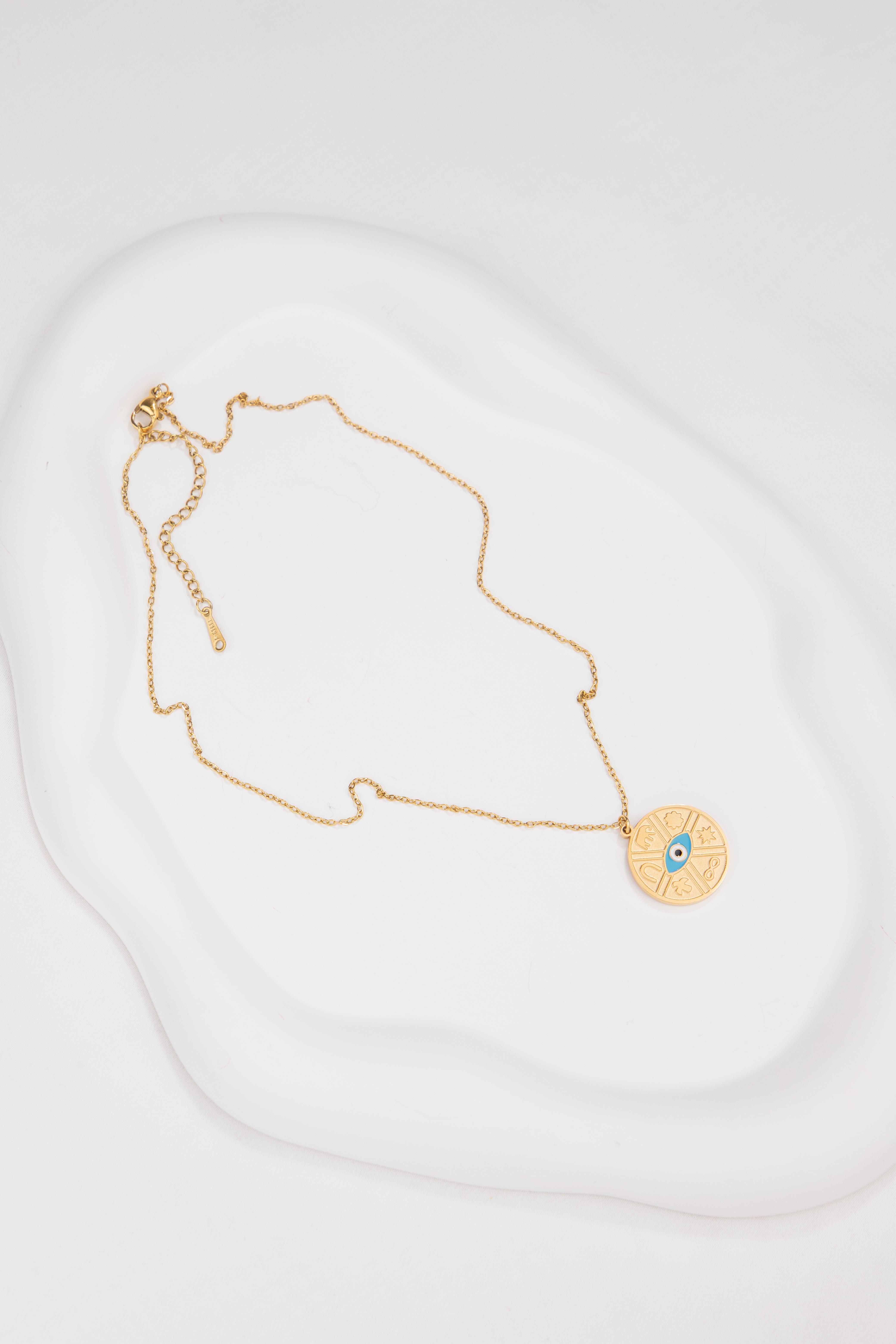 Daire Plaka Üzeri Desenli Gold Çelik Kolye