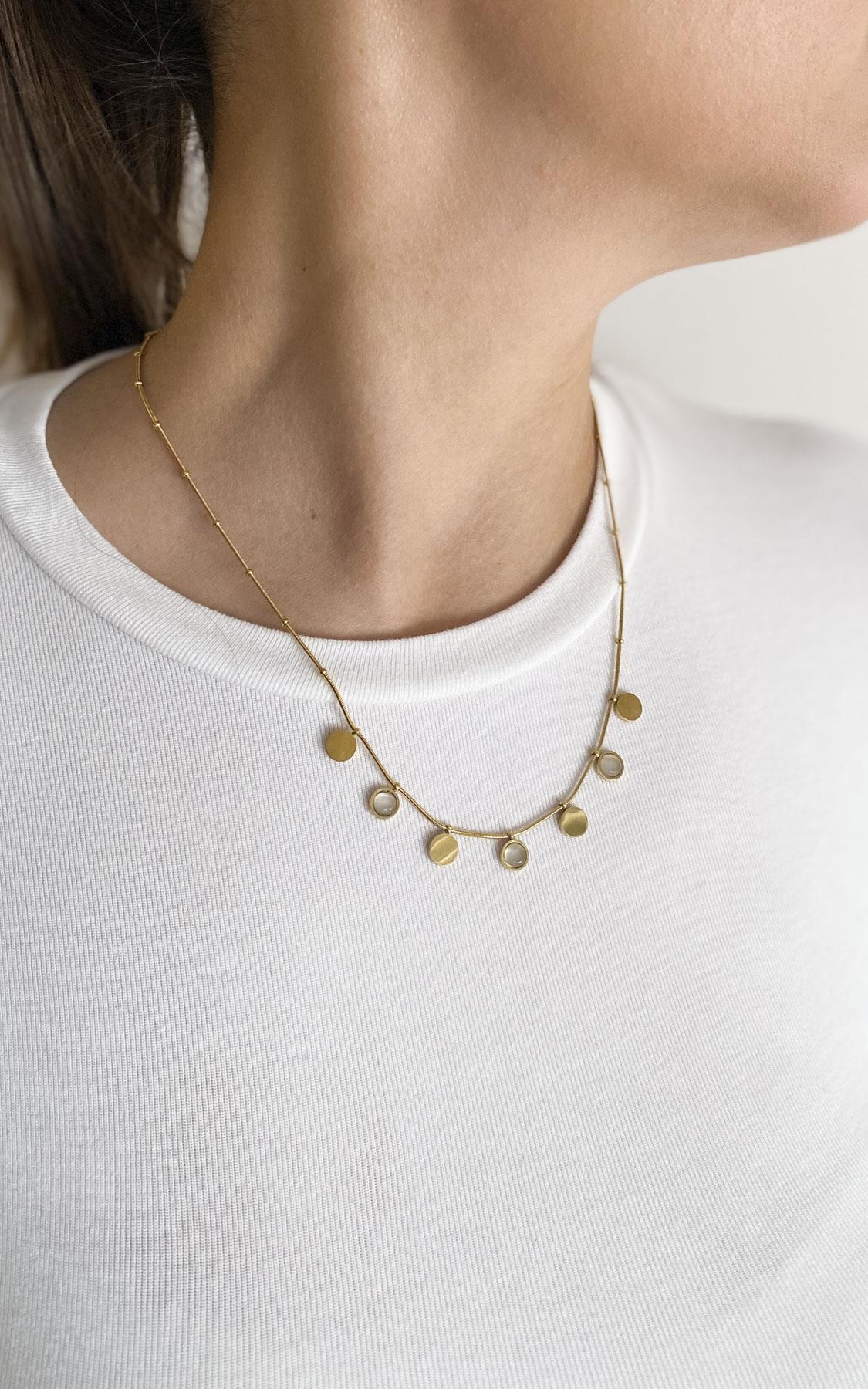 Daire Plaka ve Opal Taşlı Gold Çelik Kolye