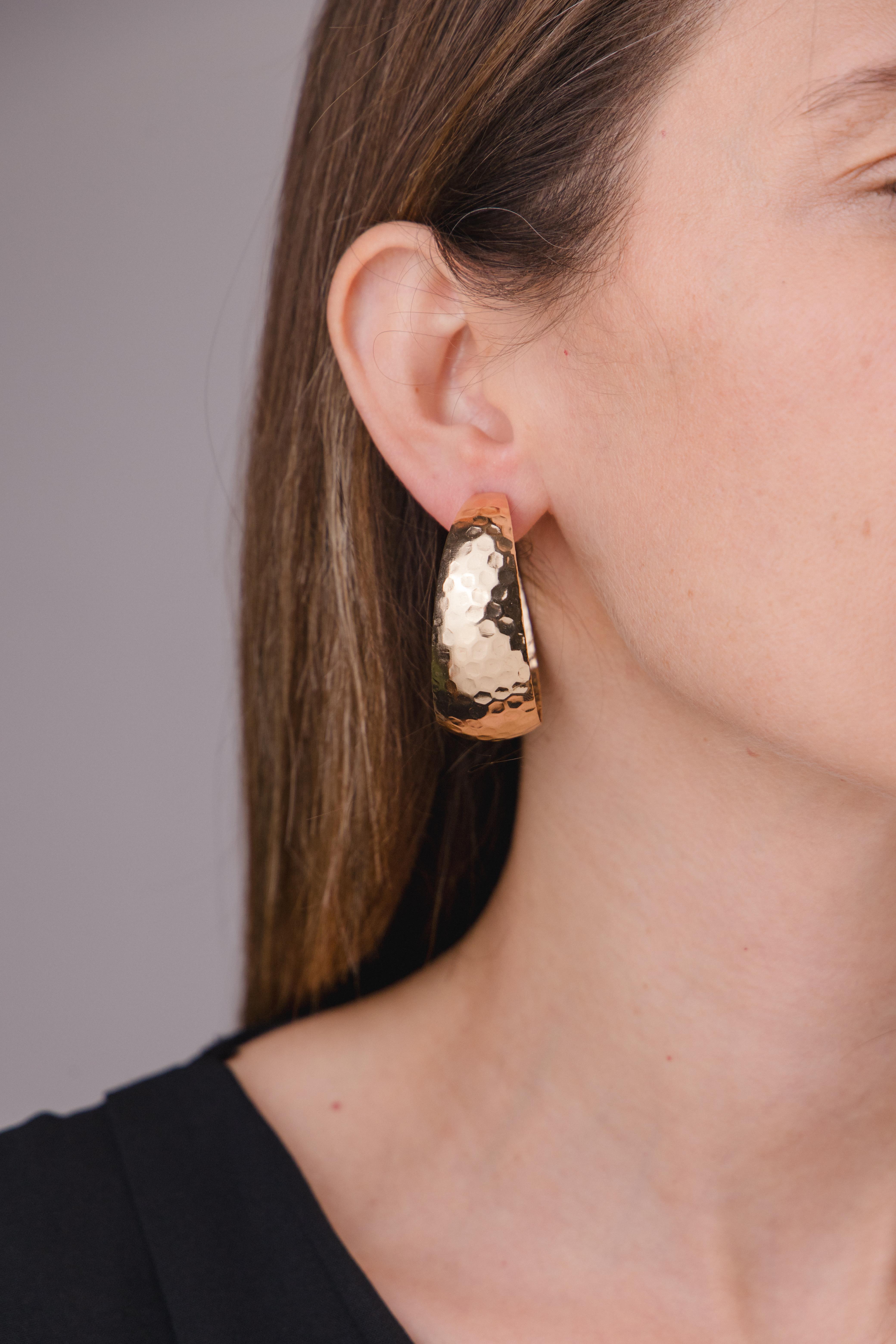 Desenli Plaka Gold Yarım Halka Küpe