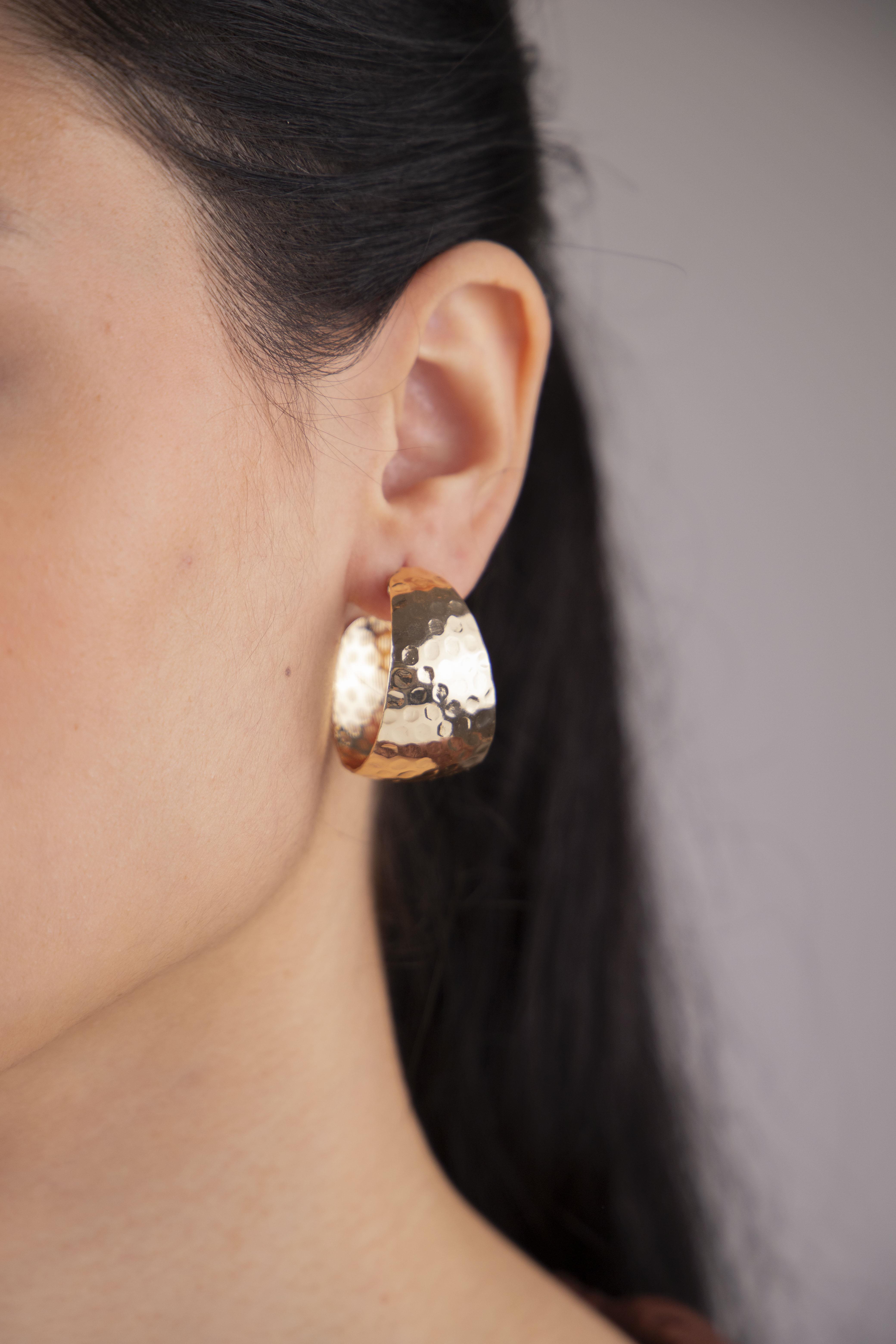 Desenli Plaka Gold Yarım Halka Küpe