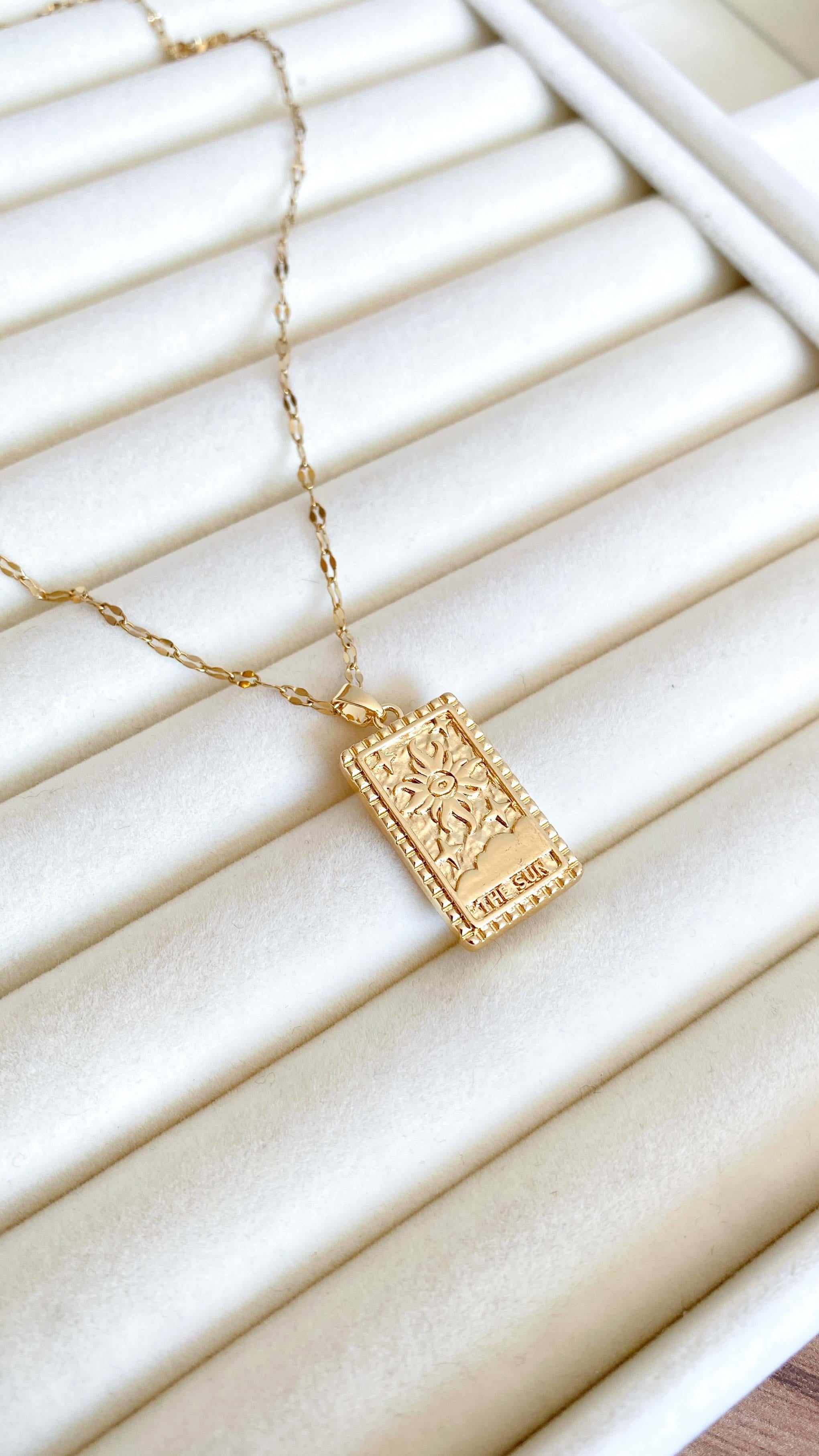 Dikdörtgen Plaka Üzeri Desenli Gold Çelik Kolye