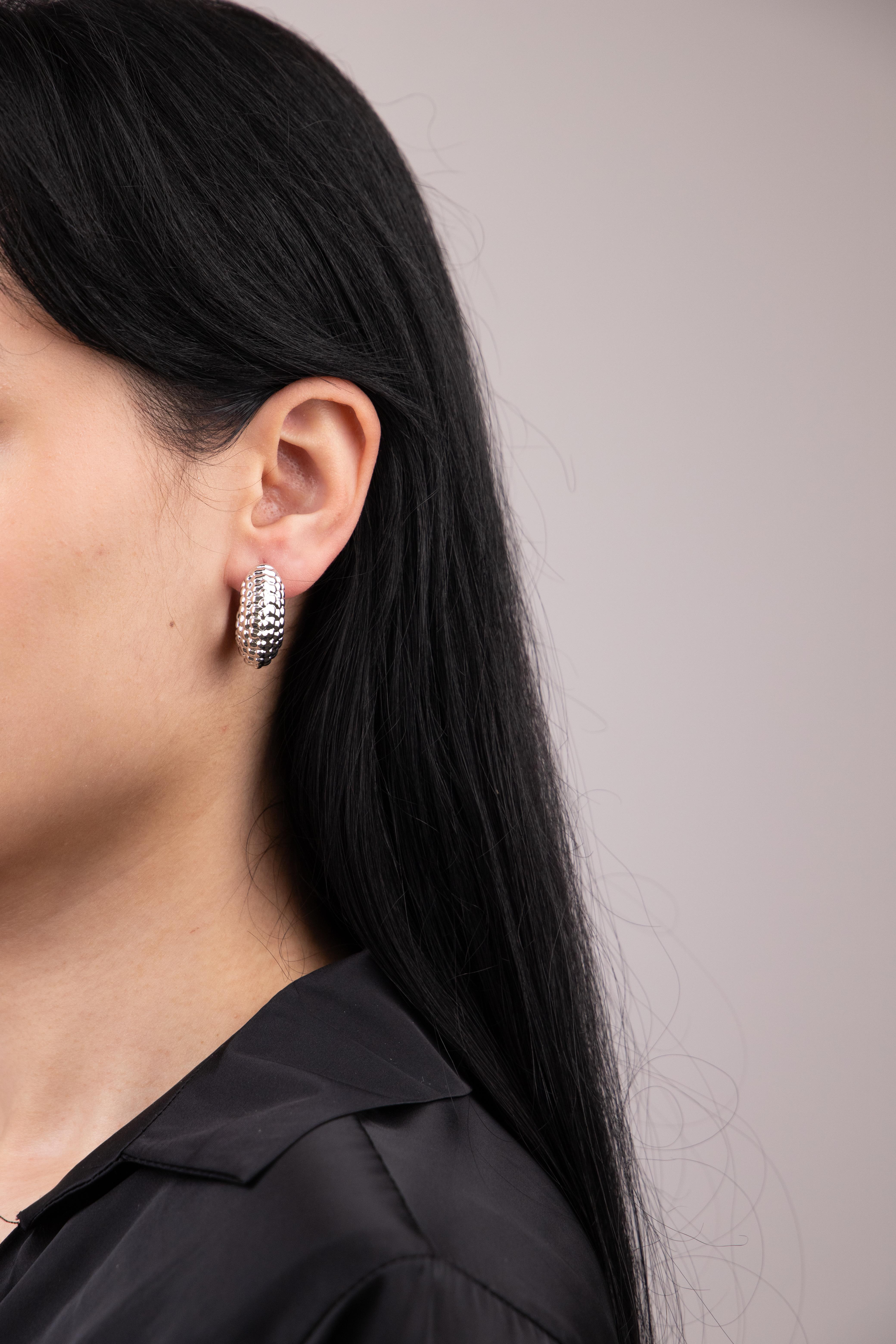 Dokulu Gümüş Yarım Halka Küpe