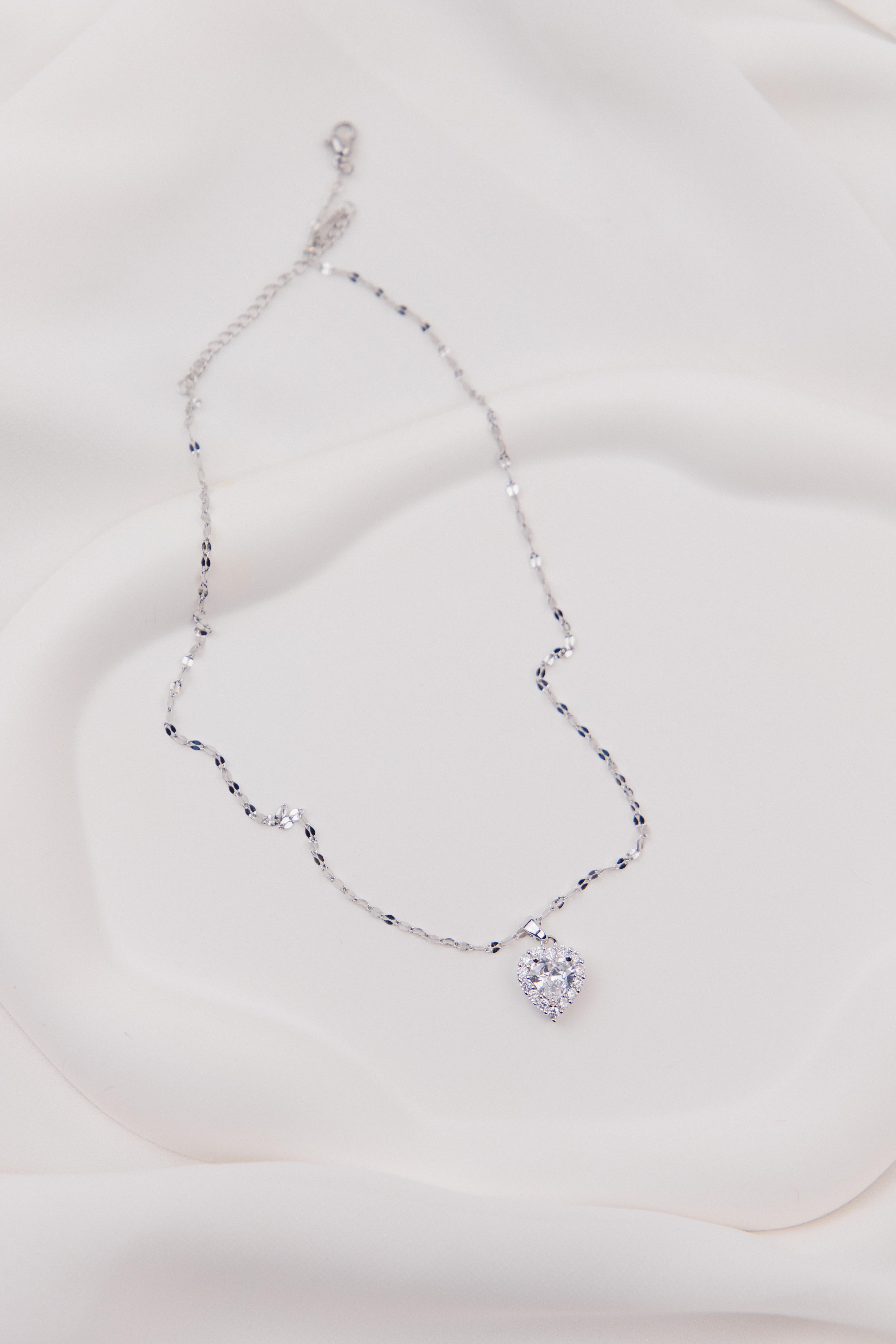 Kalp Figürlü Taşlı Gümüş Çelik Kolye