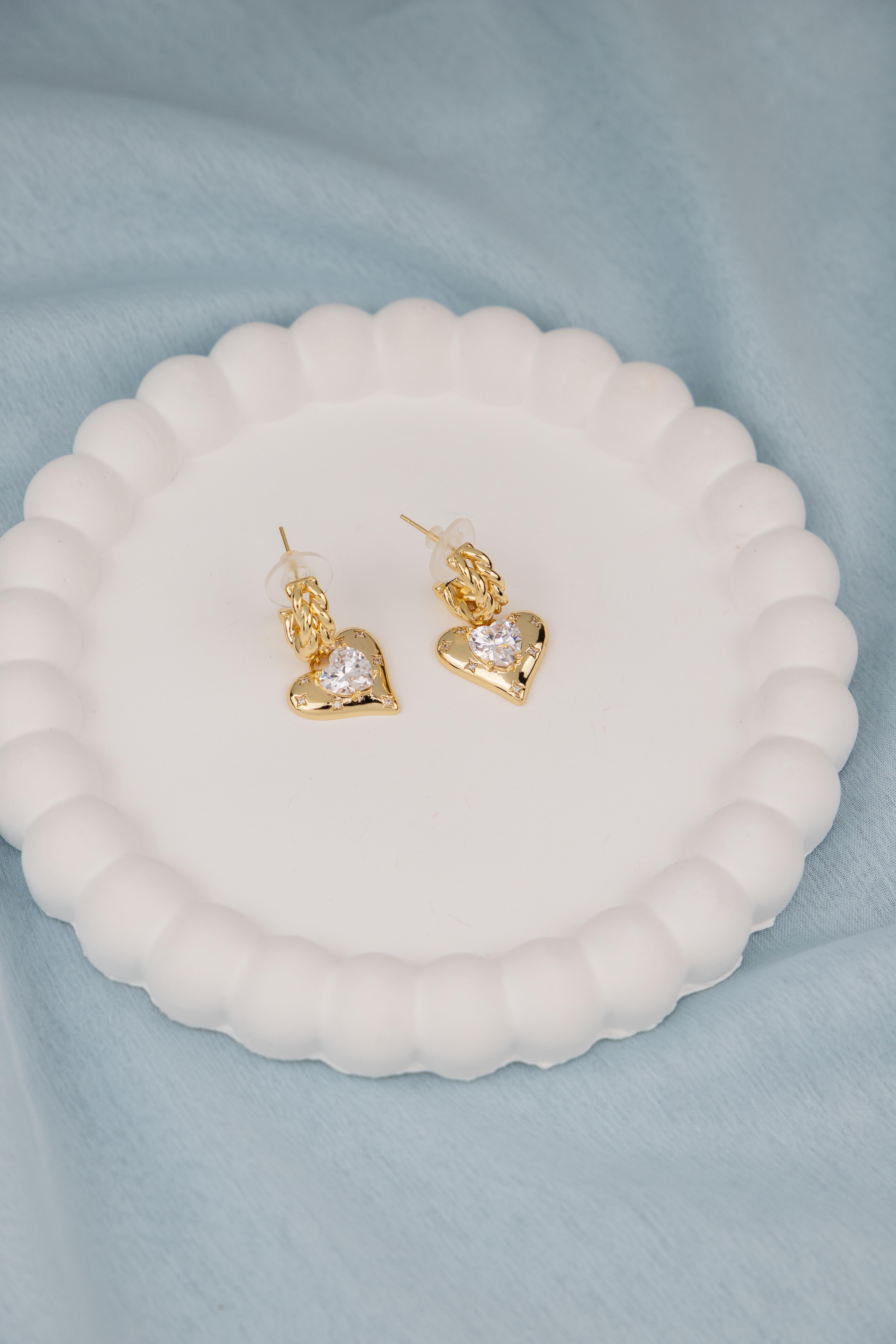 Kalp Figürlü Taşlı Yarım Halka Küpe