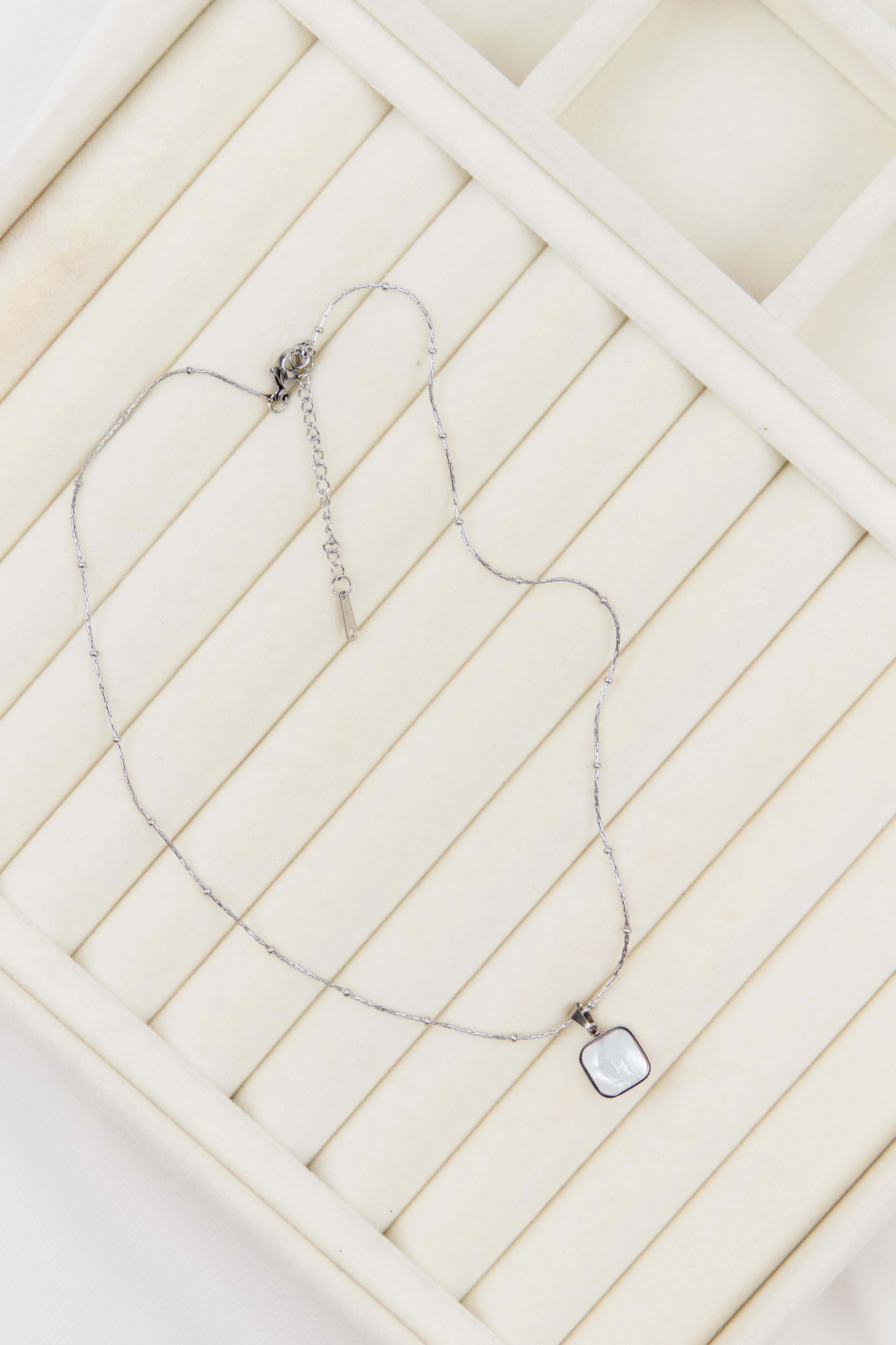 Kare Plaka Üzeri Opal Taşlı Gümüş Çelik Kolye