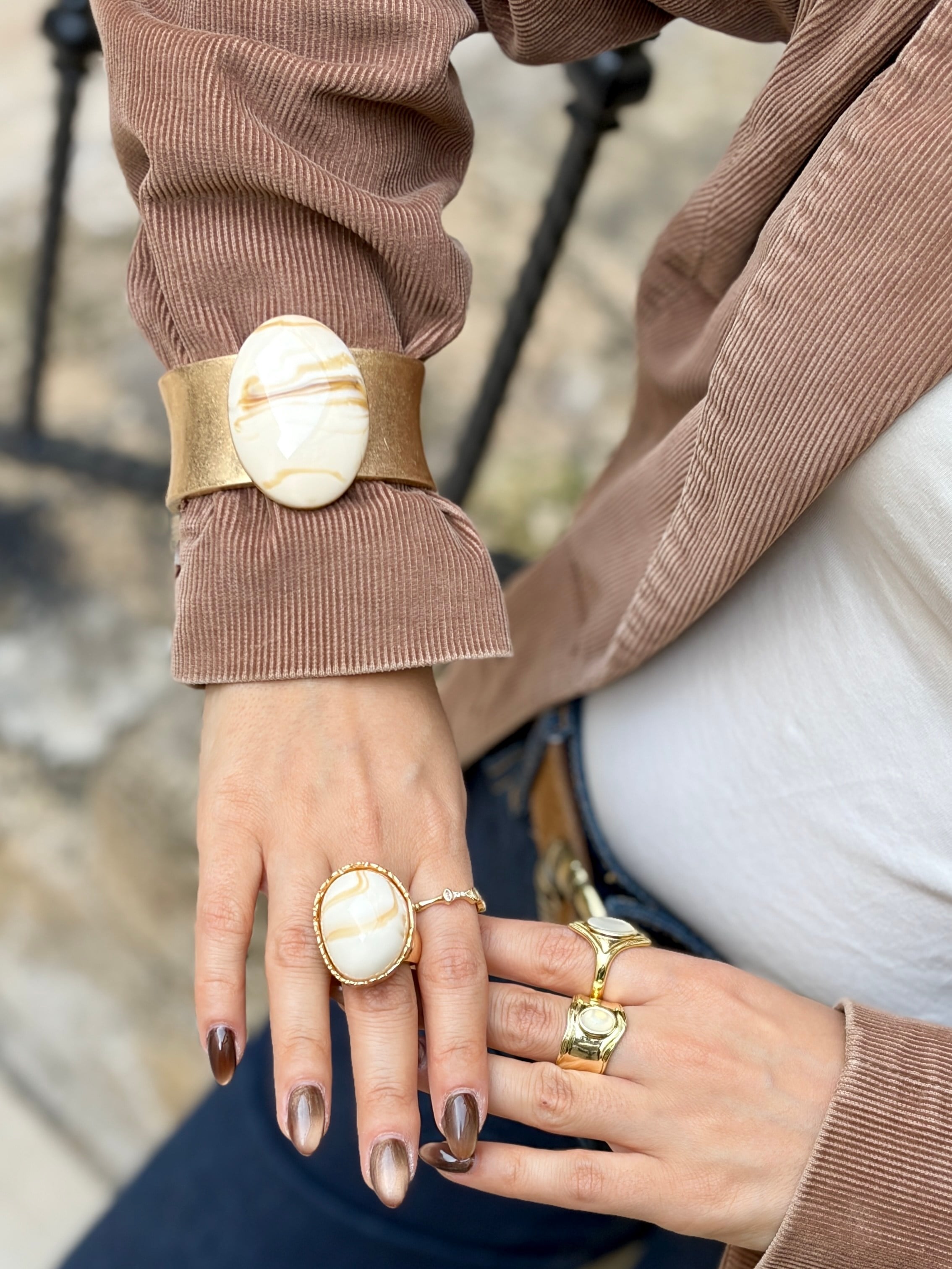 Oval Krem Taşlı Gold Kelepçe Bileklik