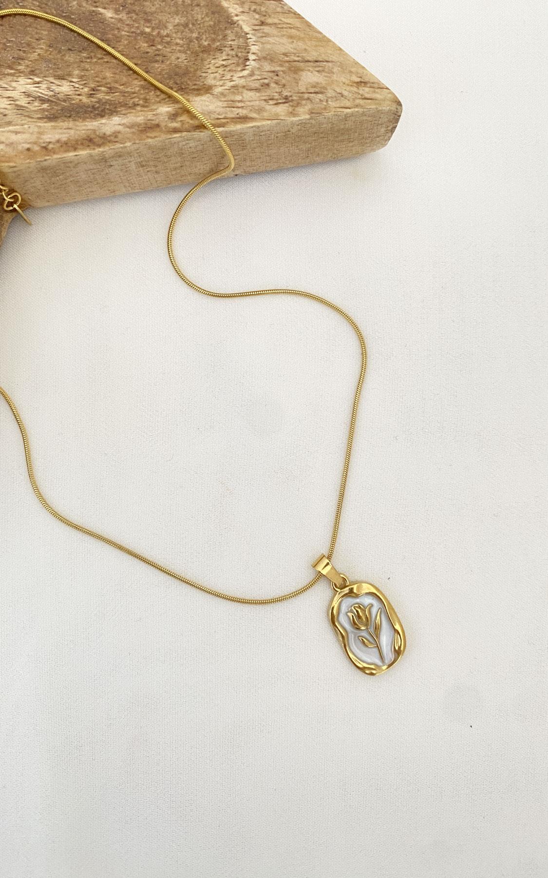 Plaka Üzeri Çiçek Desenli Gold Çelik Kolye