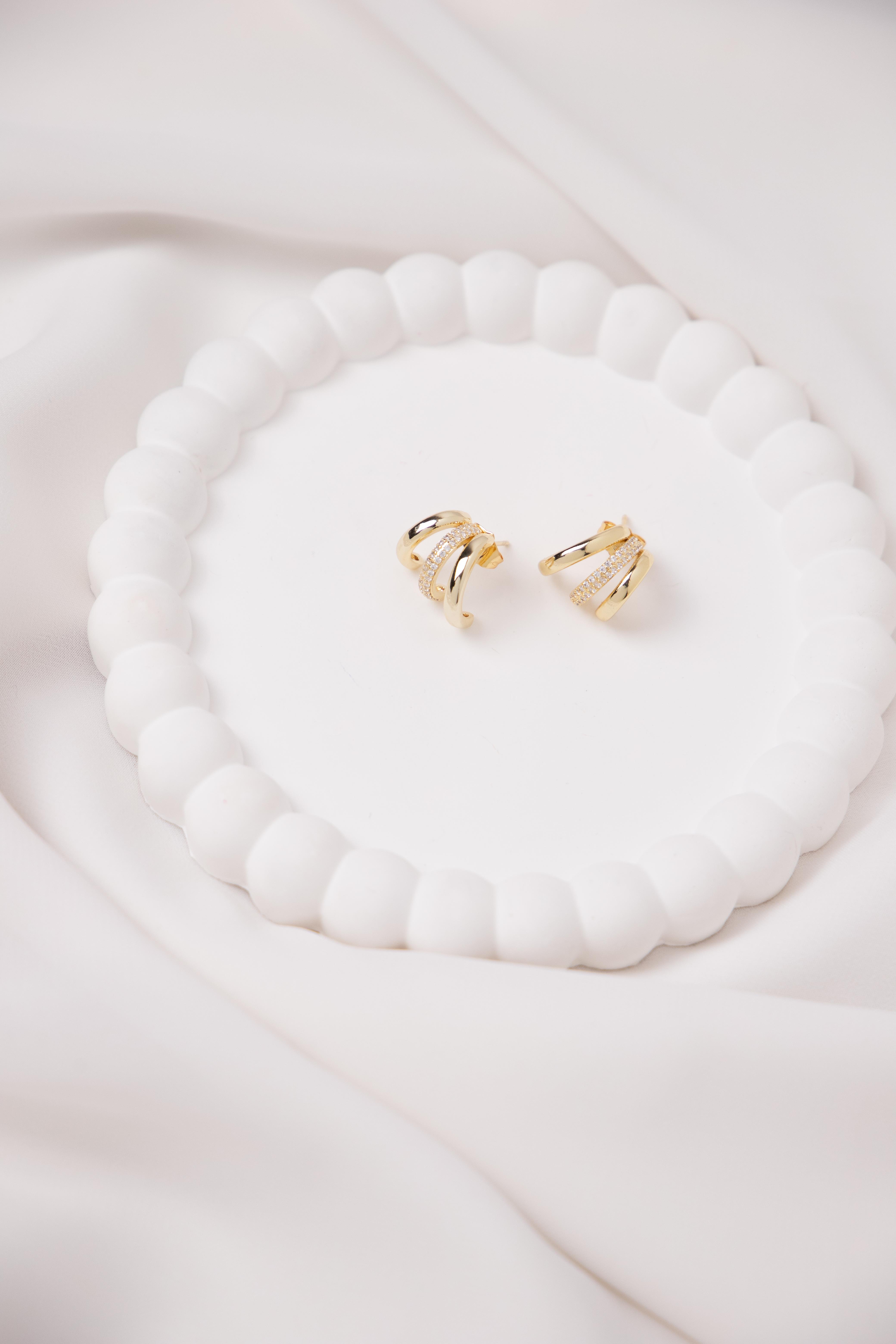 Şerit Sıralı Zirkon Taşlı Gold Yarım Halka Küpe