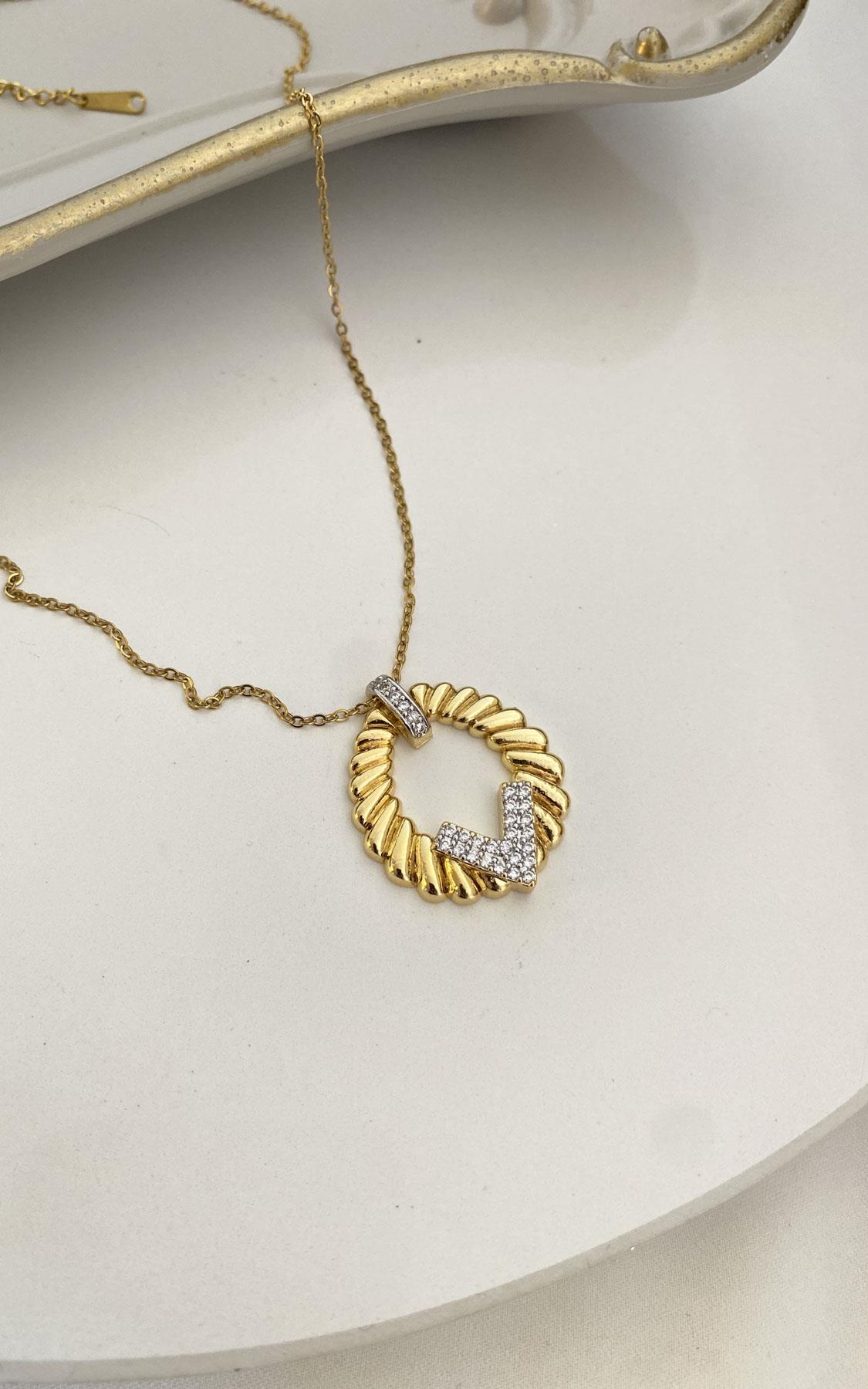 V Detay Zirkon Taşlı Gold Çelik Kolye