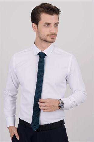 Gömlek Kravat Seti (Hediye Kutusunda İndigo Örgü Desenli Kravat & Beyaz Armür Slimfit Gömlek)