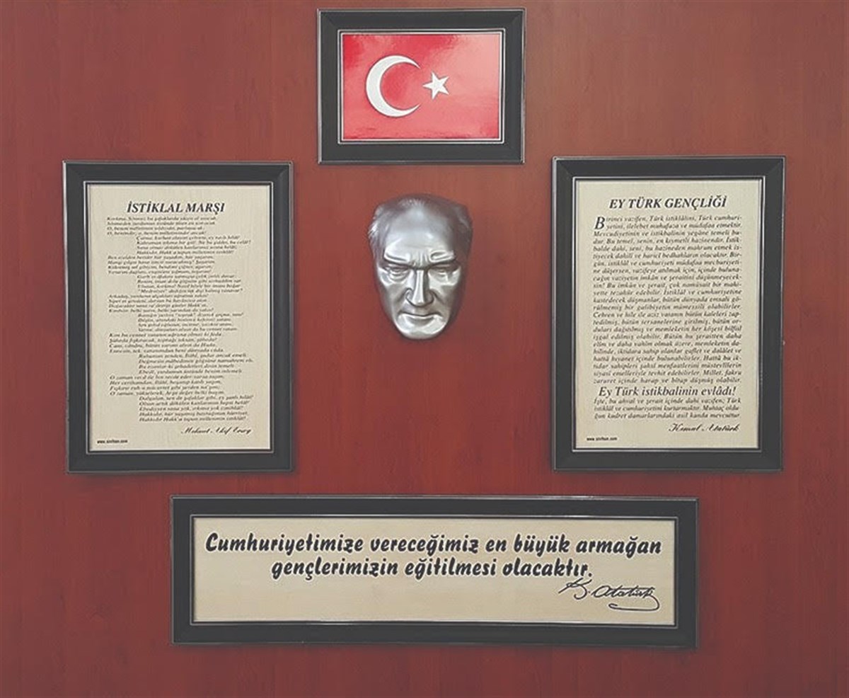 Okul Giriş ATATÜRK Köşesi