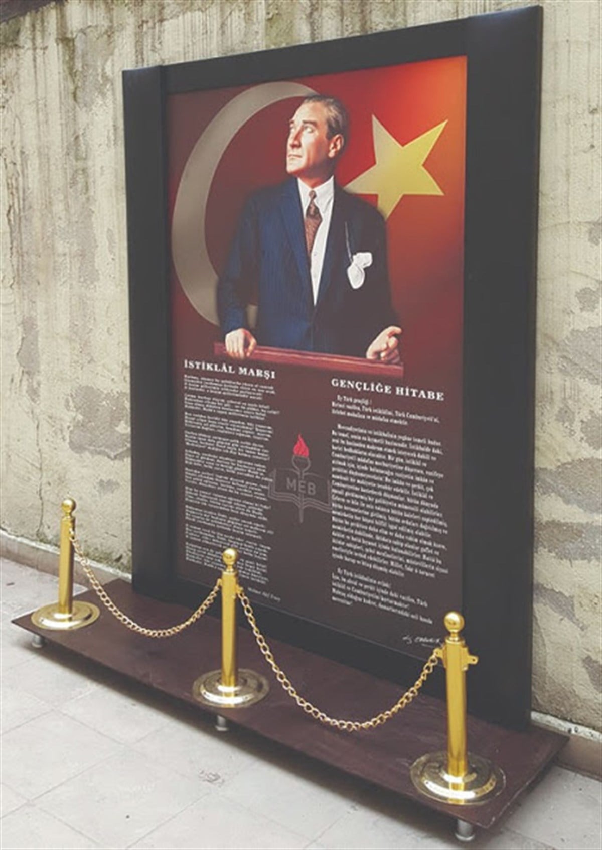 Okul Girişi ATATÜRK Köşesi