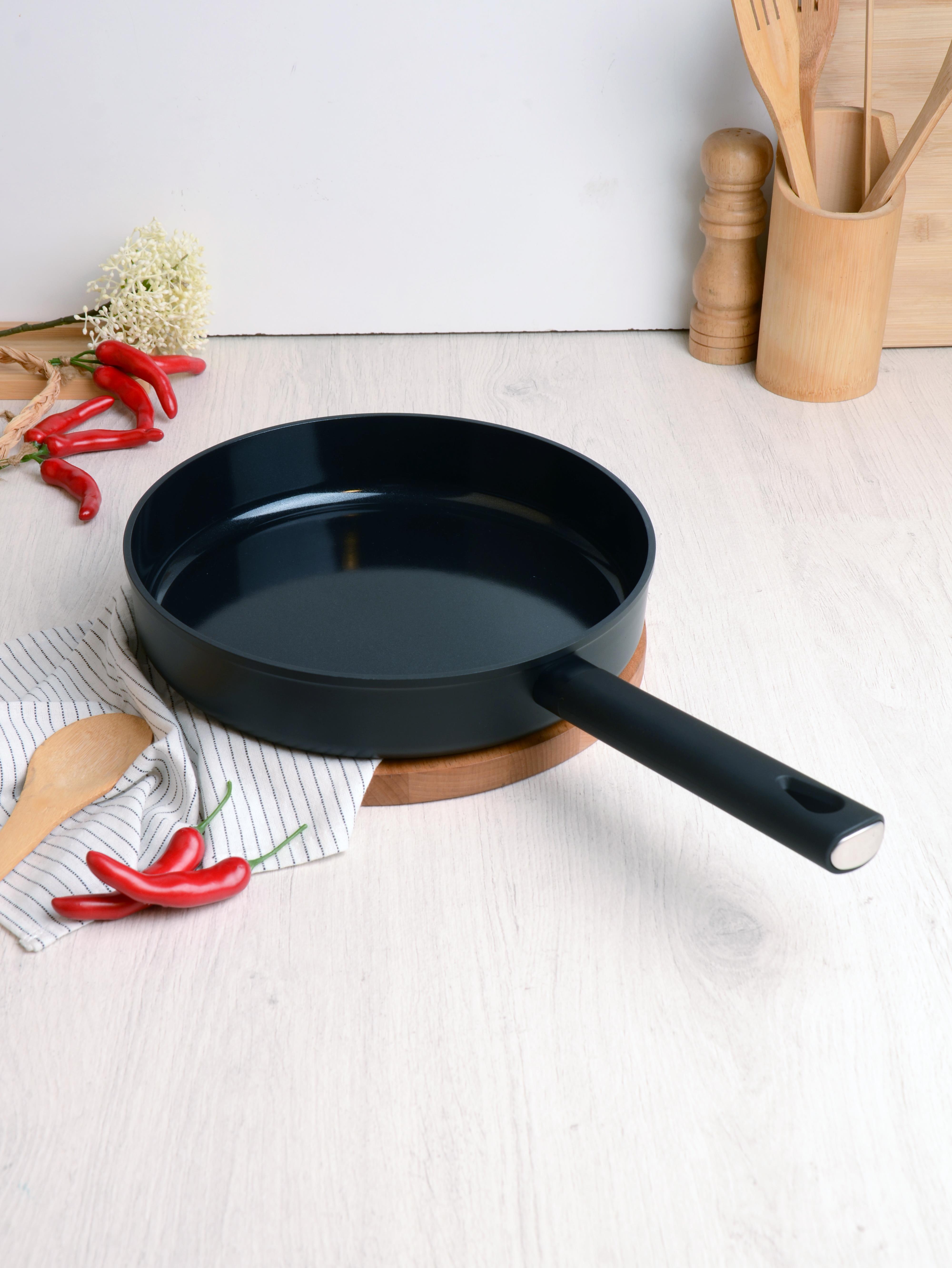 BELARİVA-26 CM SİYAH SİLİKON SAPLI TAVA