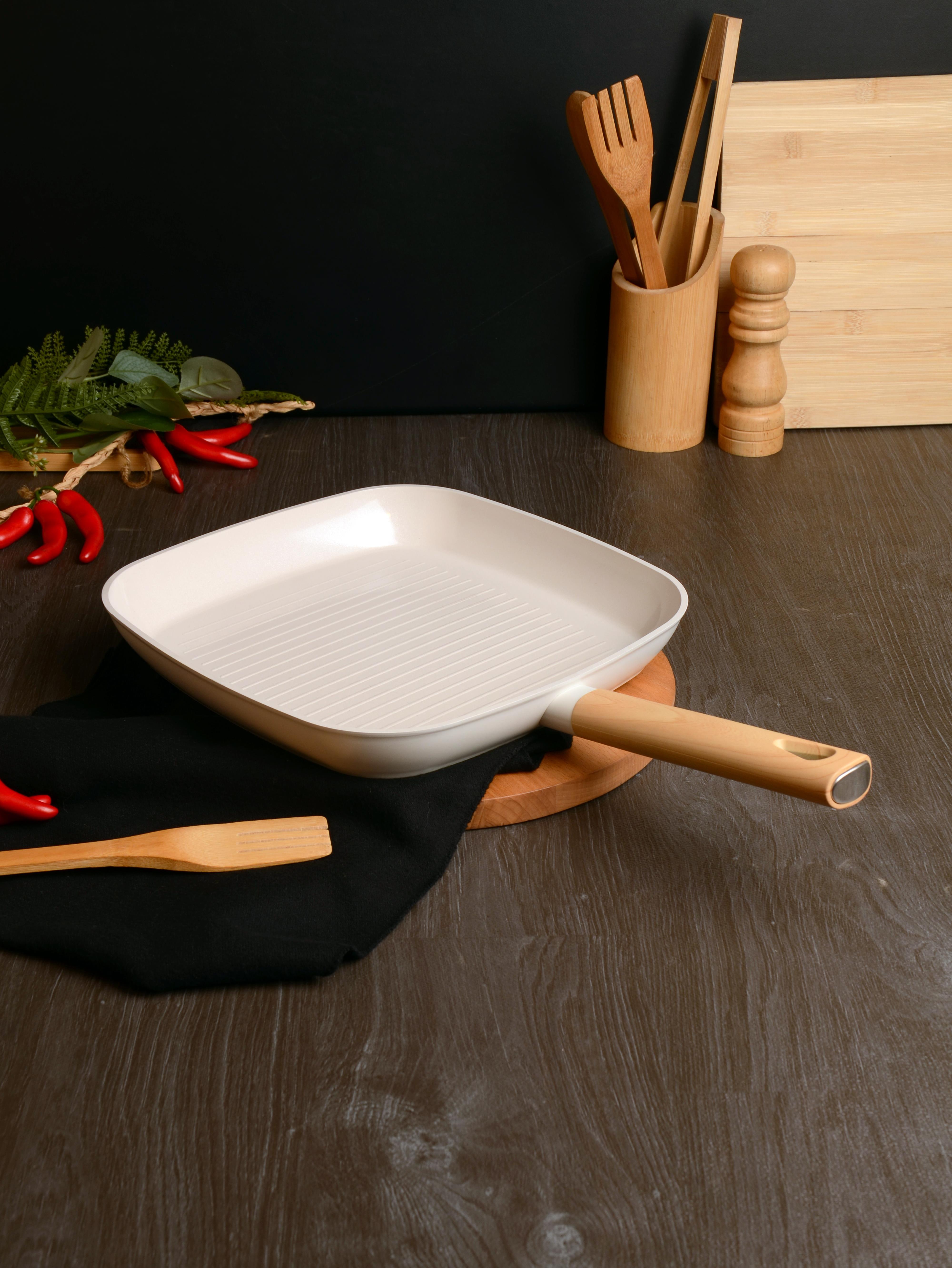 BELARİVA-28 CM BEYAZ AHŞAP SAPLI IZGARA TAVASI