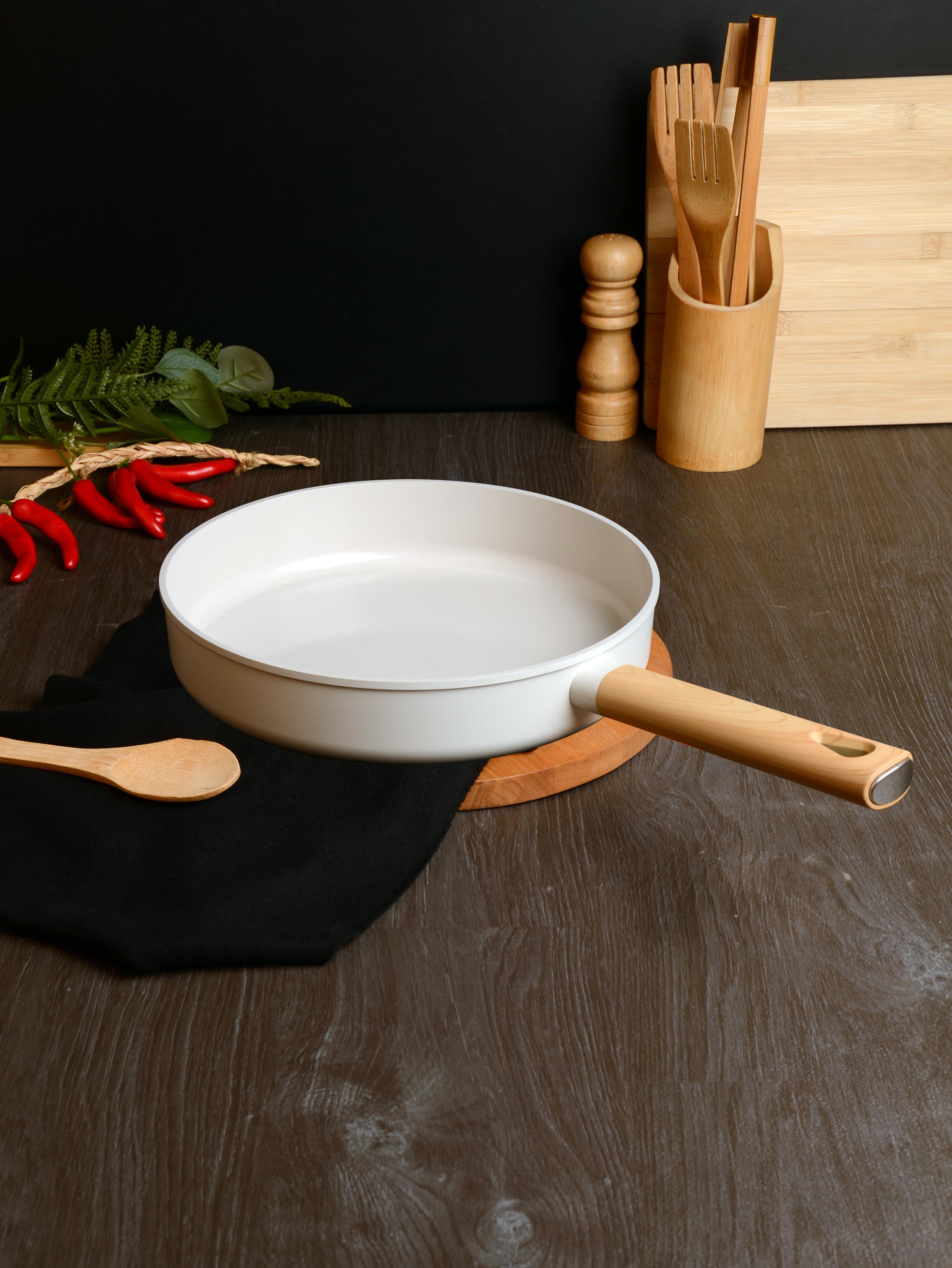 BELARİVA-28 CM BEYAZ AHŞAP SAPLI TAVA