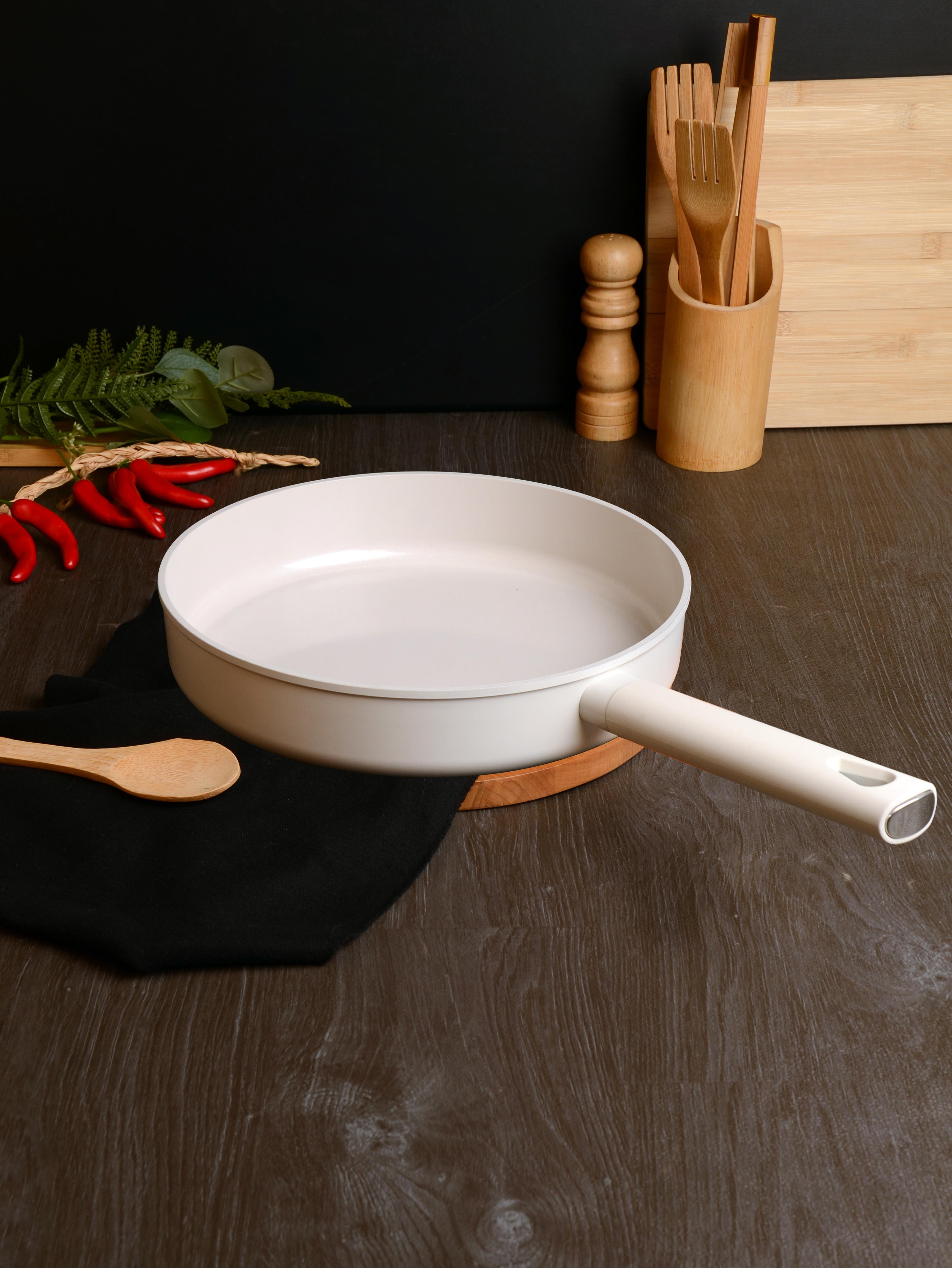 BELARİVA-30 CM BEYAZ SİLİKON SAPLI TAVA