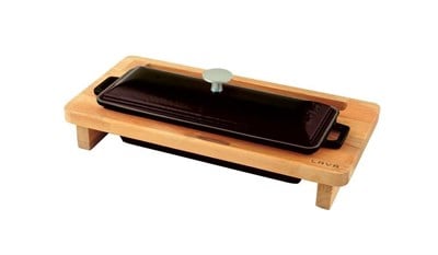Lava Döküm  Ekmek Kabı / Terrine ve ahşap standı. Ölçü 11x29cm.