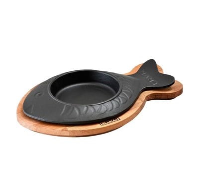 Lava Döküm   Balık Şekli Servis Tabağı, ahşap altlıklı. Çap 10cm.